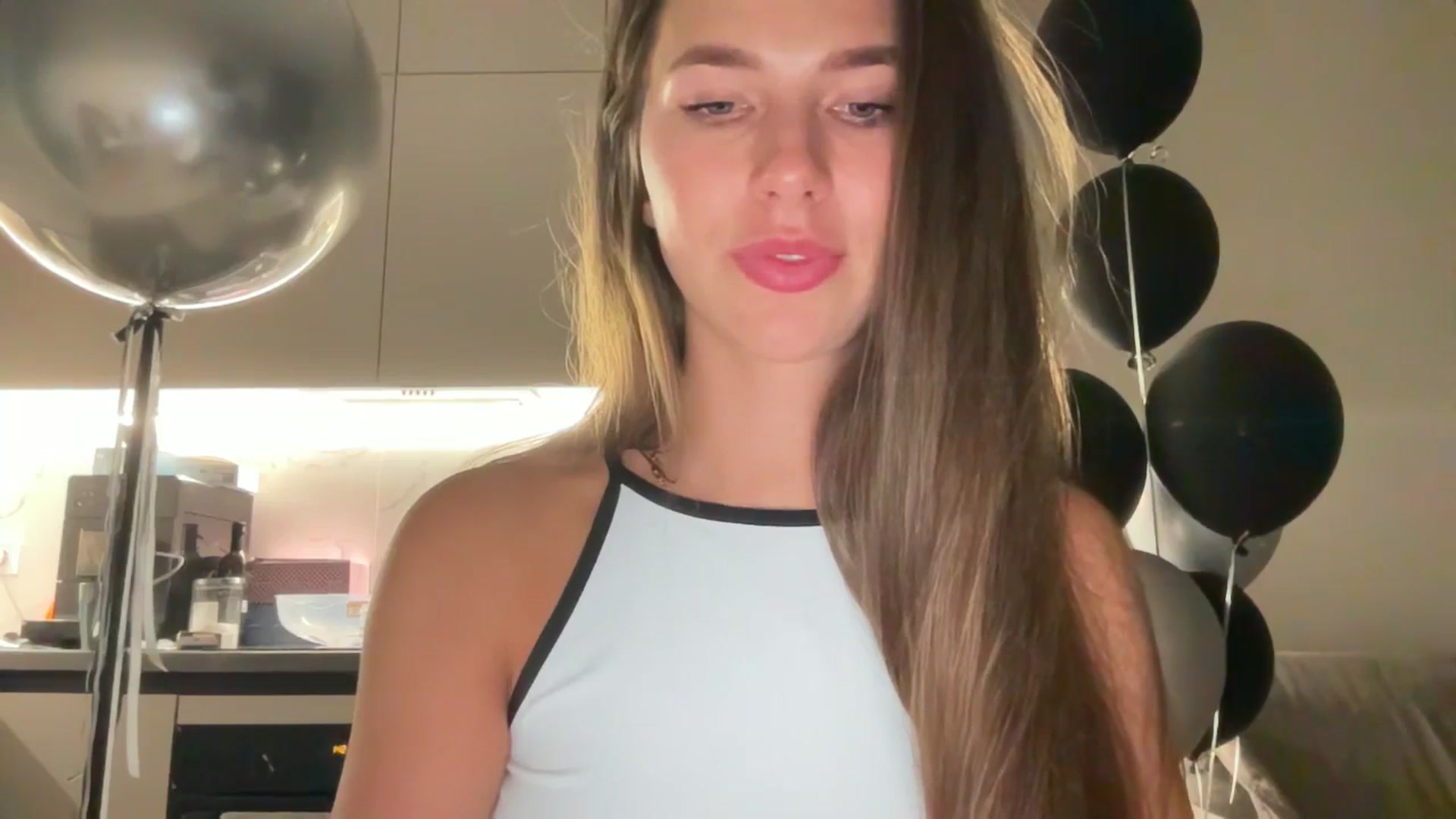 Gallery image thumbnail from kissfreeze's myfreecams stream on, 08/16/2025, 01:00 image 19 of 20