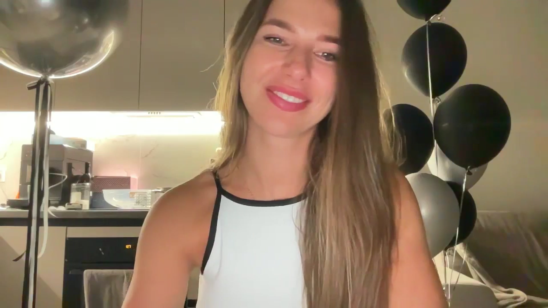 Gallery image thumbnail from kissfreeze's myfreecams stream on, 08/16/2025, 01:00 image 11 of 20