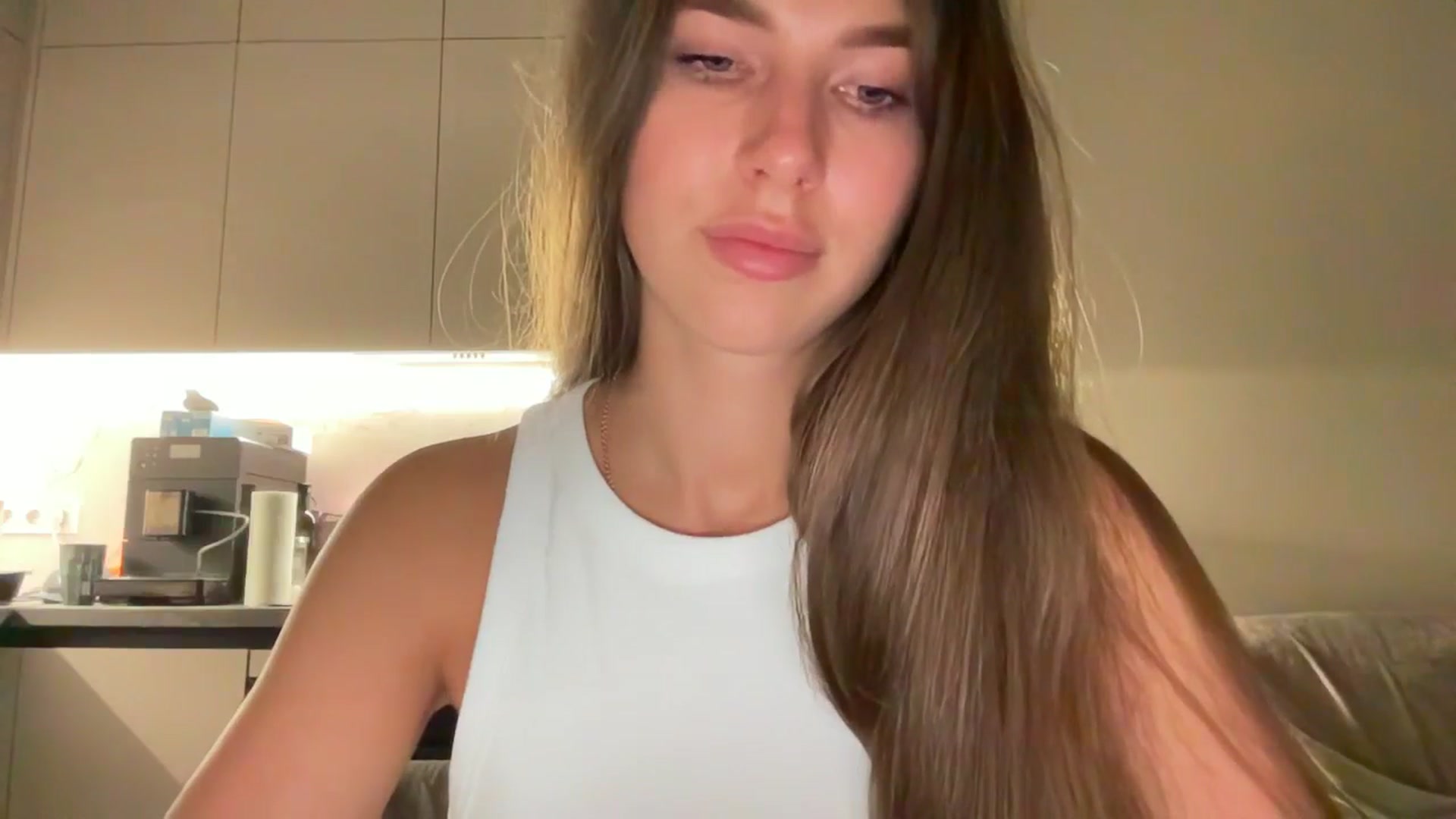 Gallery image thumbnail from kissfreeze's myfreecams stream on, 08/17/2025, 21:31 image 13 of 20