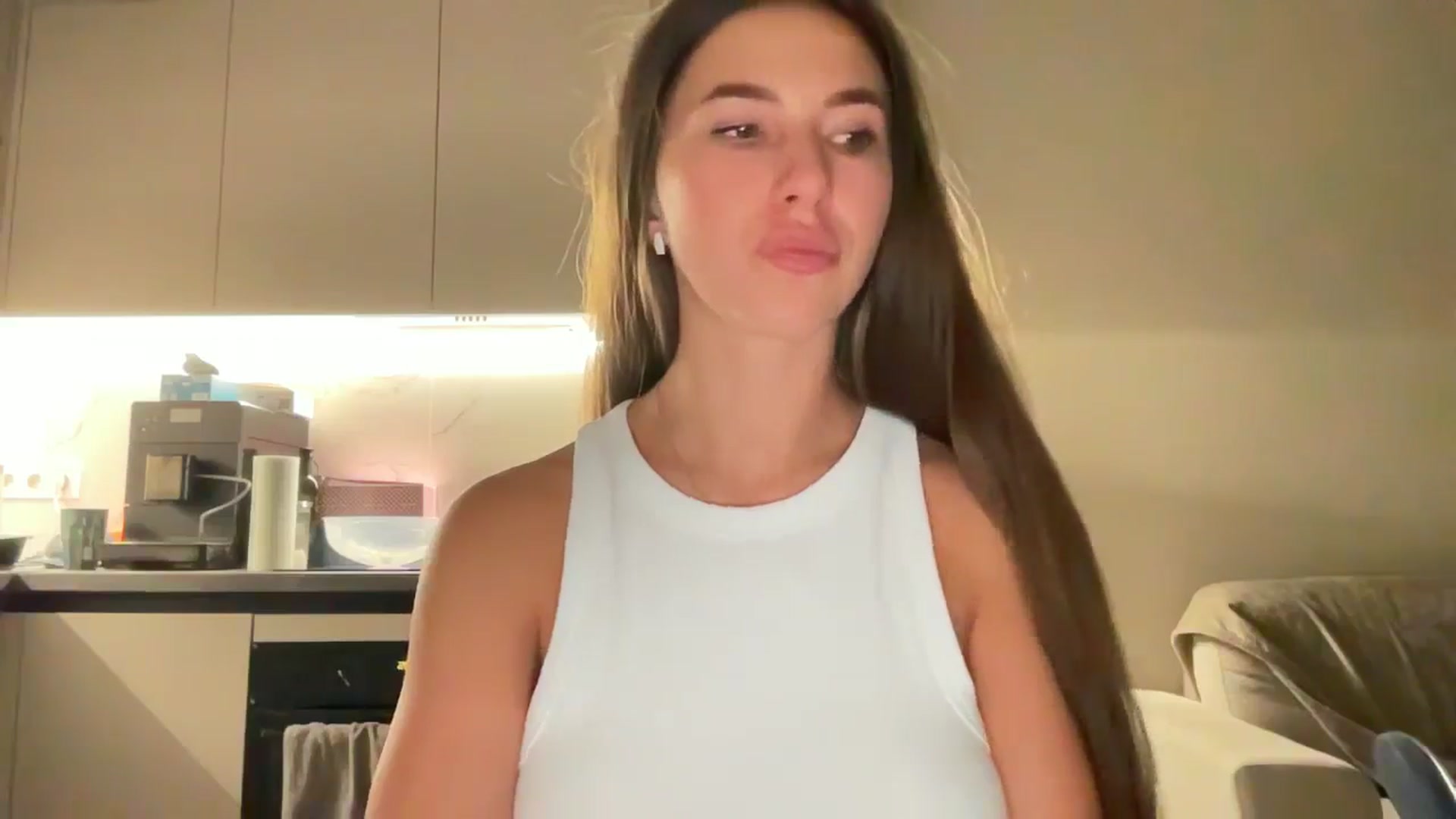 Gallery image thumbnail from kissfreeze's myfreecams stream on, 08/17/2025, 21:31 image 3 of 20