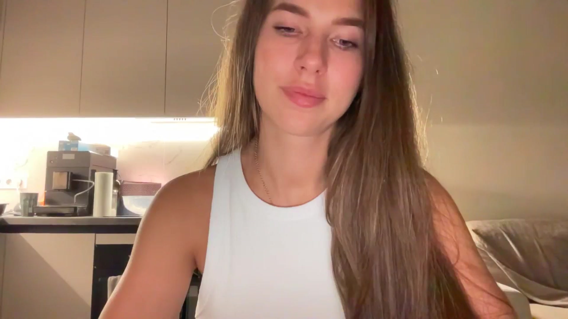 Gallery image thumbnail from kissfreeze's myfreecams stream on, 08/17/2025, 21:31 image 5 of 20