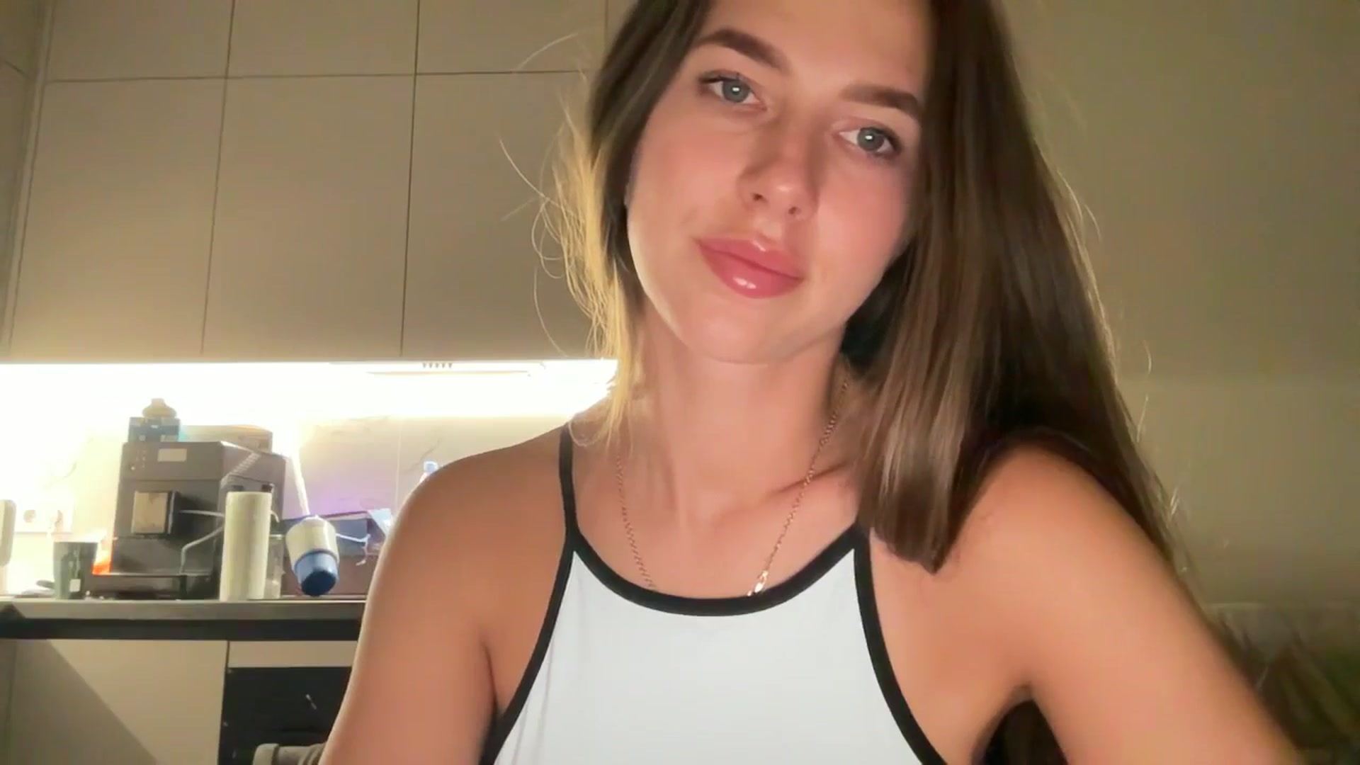 Gallery image thumbnail from kissfreeze's myfreecams stream on, 08/18/2025, 19:59 image 7 of 20