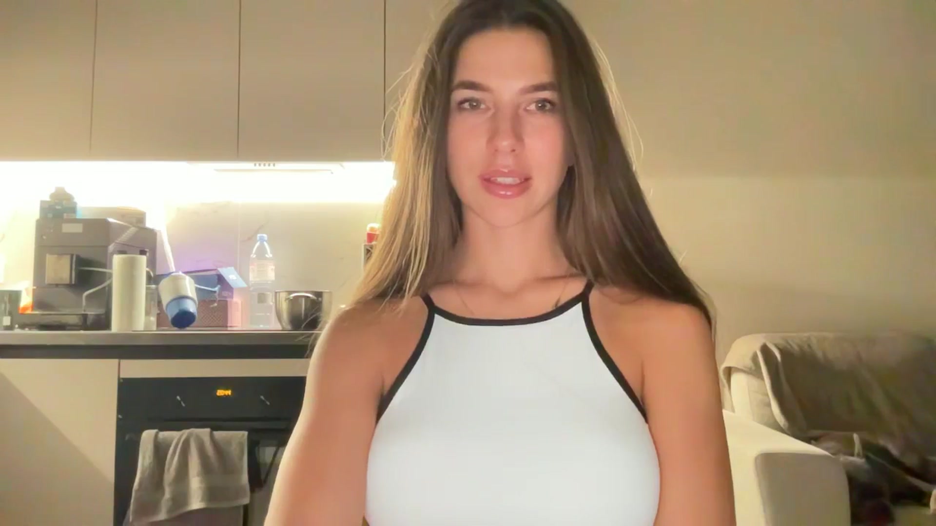 Gallery image thumbnail from kissfreeze's myfreecams stream on, 08/18/2025, 19:59 image 20 of 20