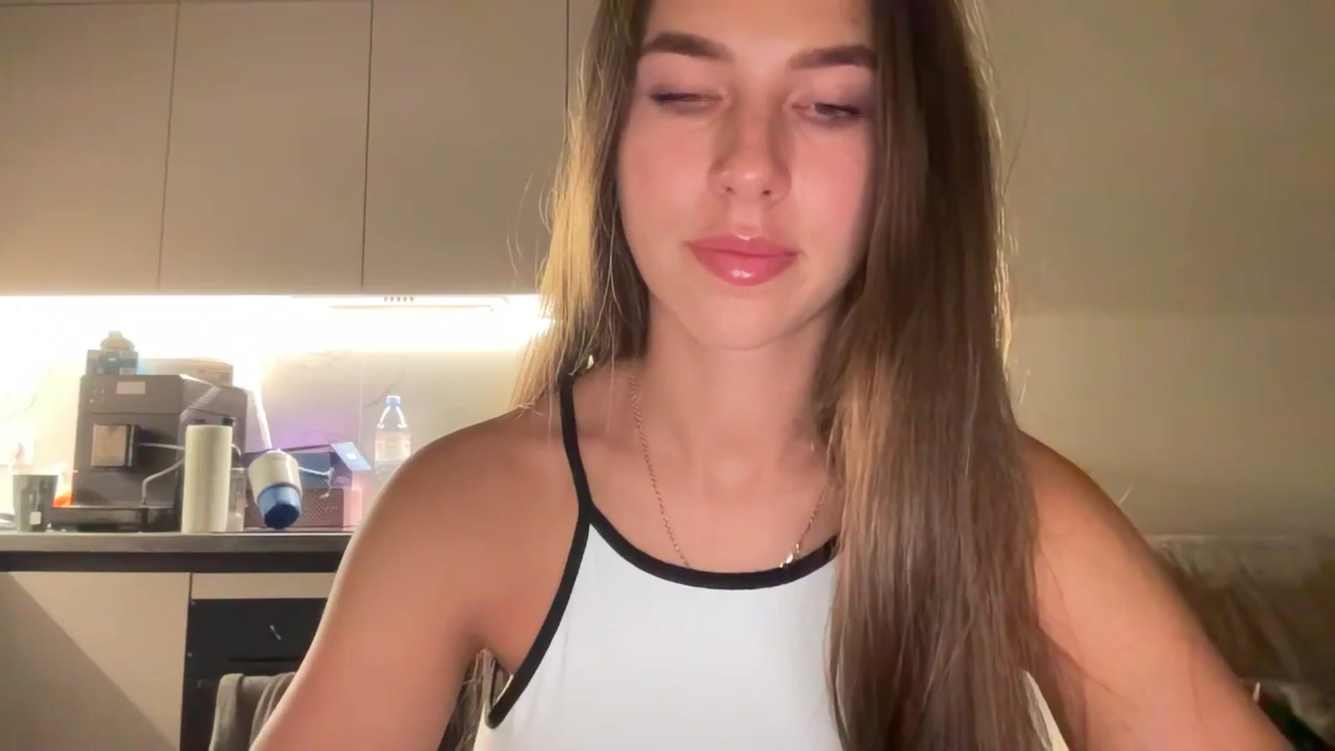 Gallery image thumbnail from kissfreeze's myfreecams stream on, 08/18/2025, 19:59 image 2 of 20