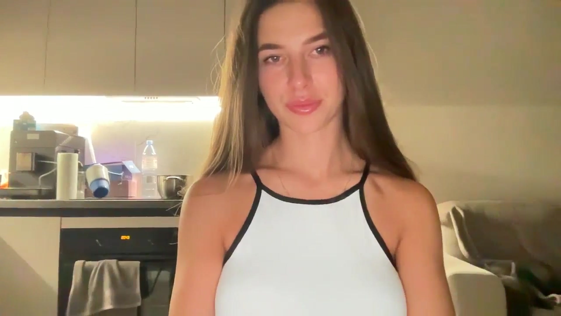 Gallery image thumbnail from kissfreeze's myfreecams stream on, 08/18/2025, 19:59 image 19 of 20