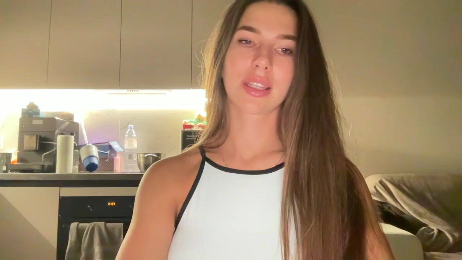 Gallery image thumbnail from kissfreeze's myfreecams stream on, 08/18/2025, 21:01 image 15 of 20