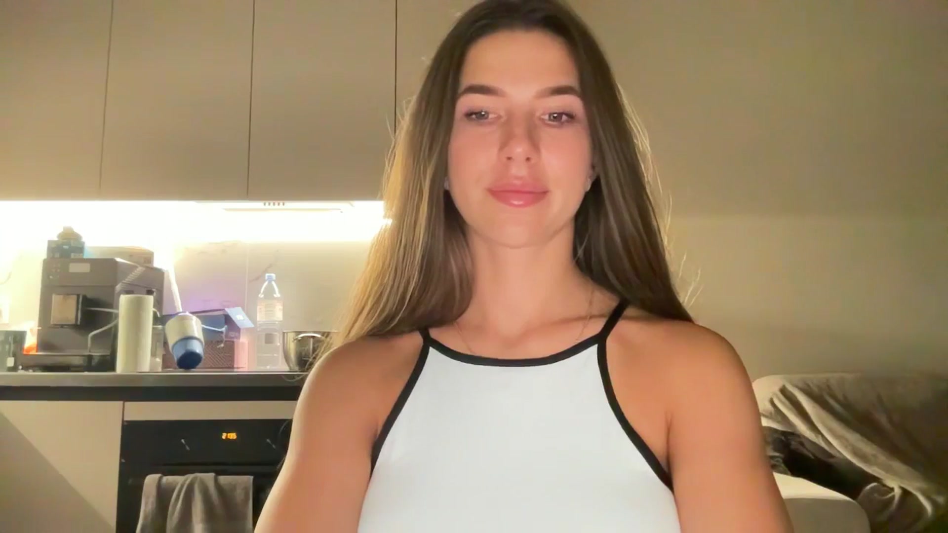 Gallery image thumbnail from kissfreeze's myfreecams stream on, 08/18/2025, 21:01 image 14 of 20