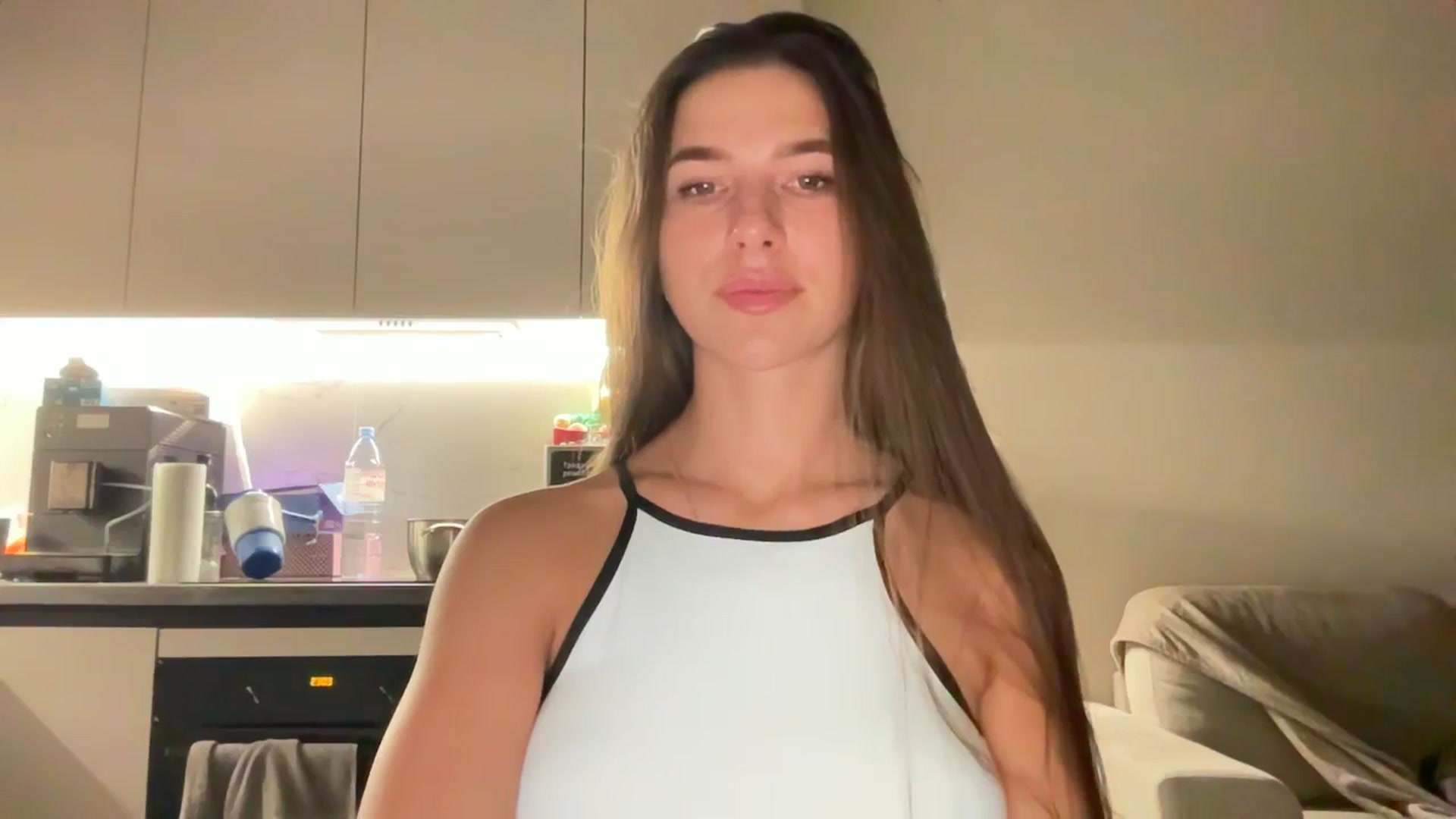 Gallery image thumbnail from kissfreeze's myfreecams stream on, 08/18/2025, 22:28 image 18 of 20