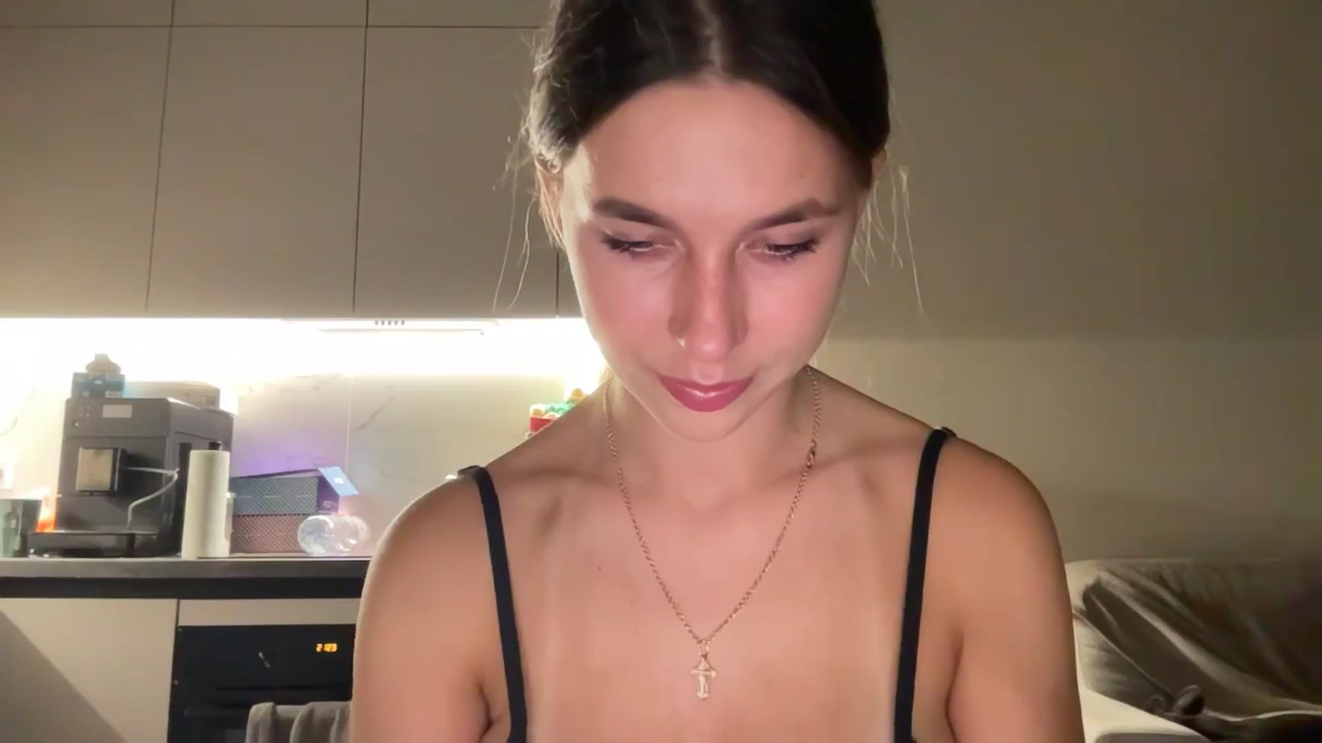 Gallery image thumbnail from kissfreeze's myfreecams stream on, 08/19/2025, 20:46 image 12 of 20
