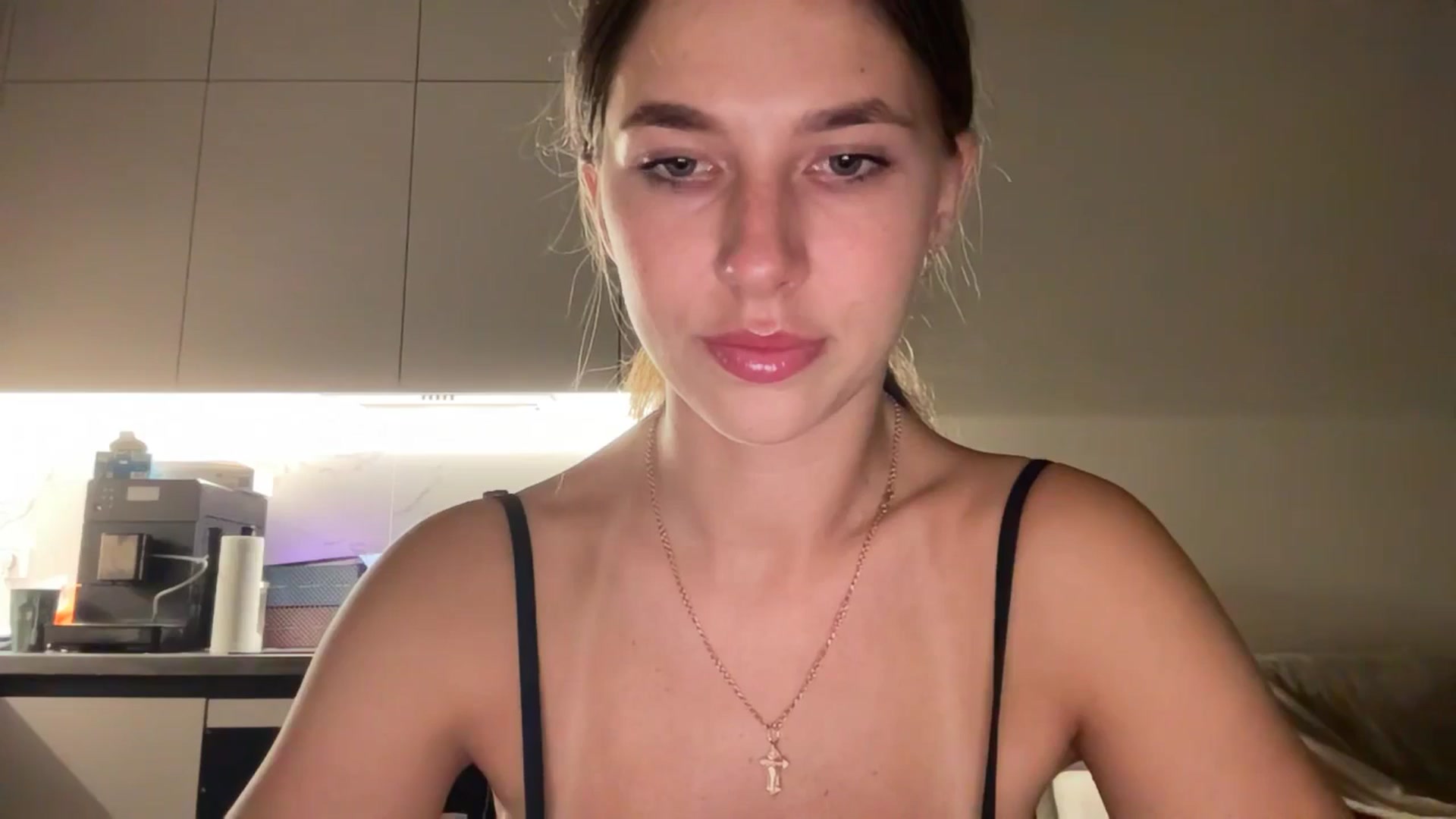 Gallery image thumbnail from kissfreeze's myfreecams stream on, 08/19/2025, 20:46 image 4 of 20