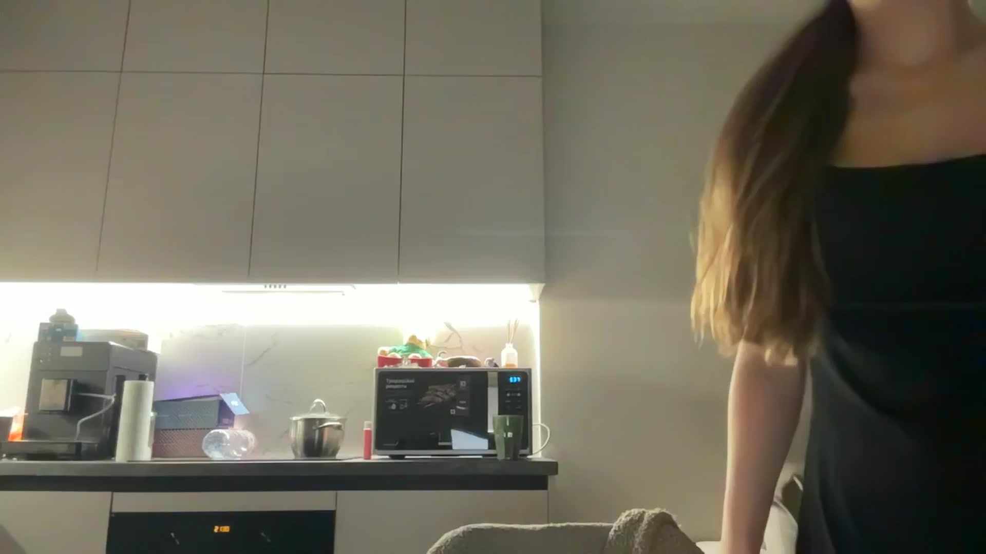 Gallery image thumbnail from kissfreeze's myfreecams stream on, 08/19/2025, 20:46 image 19 of 20