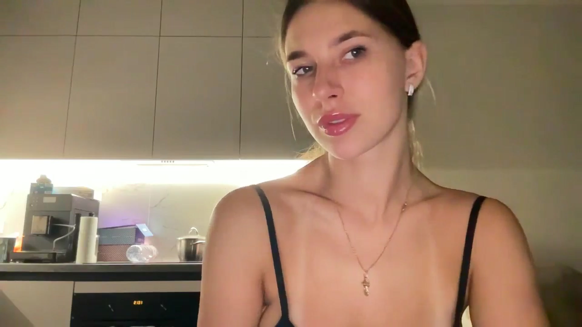 Gallery image thumbnail from kissfreeze's myfreecams stream on, 08/19/2025, 20:46 image 20 of 20