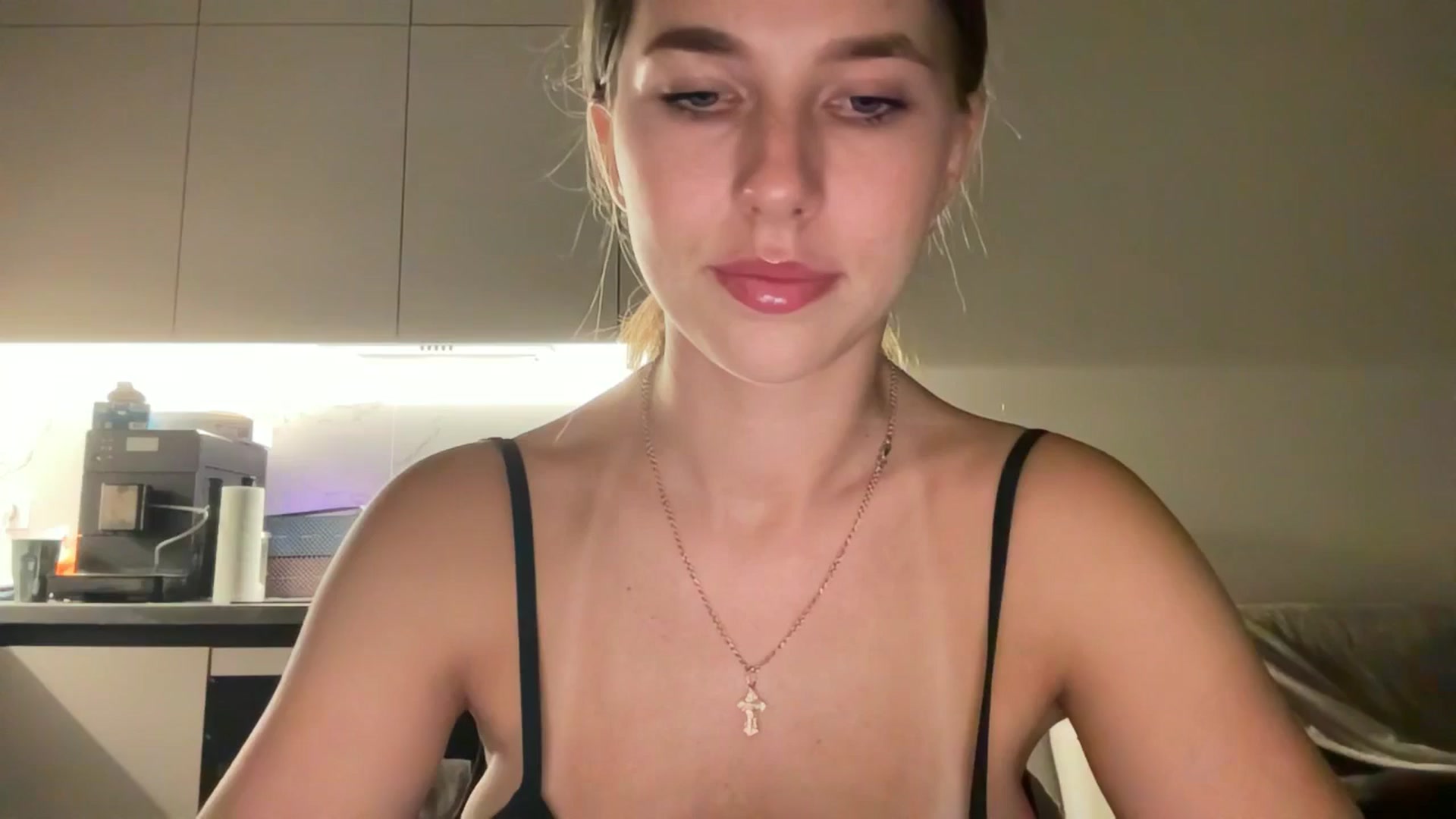 Gallery image thumbnail from kissfreeze's myfreecams stream on, 08/19/2025, 20:46 image 1 of 20