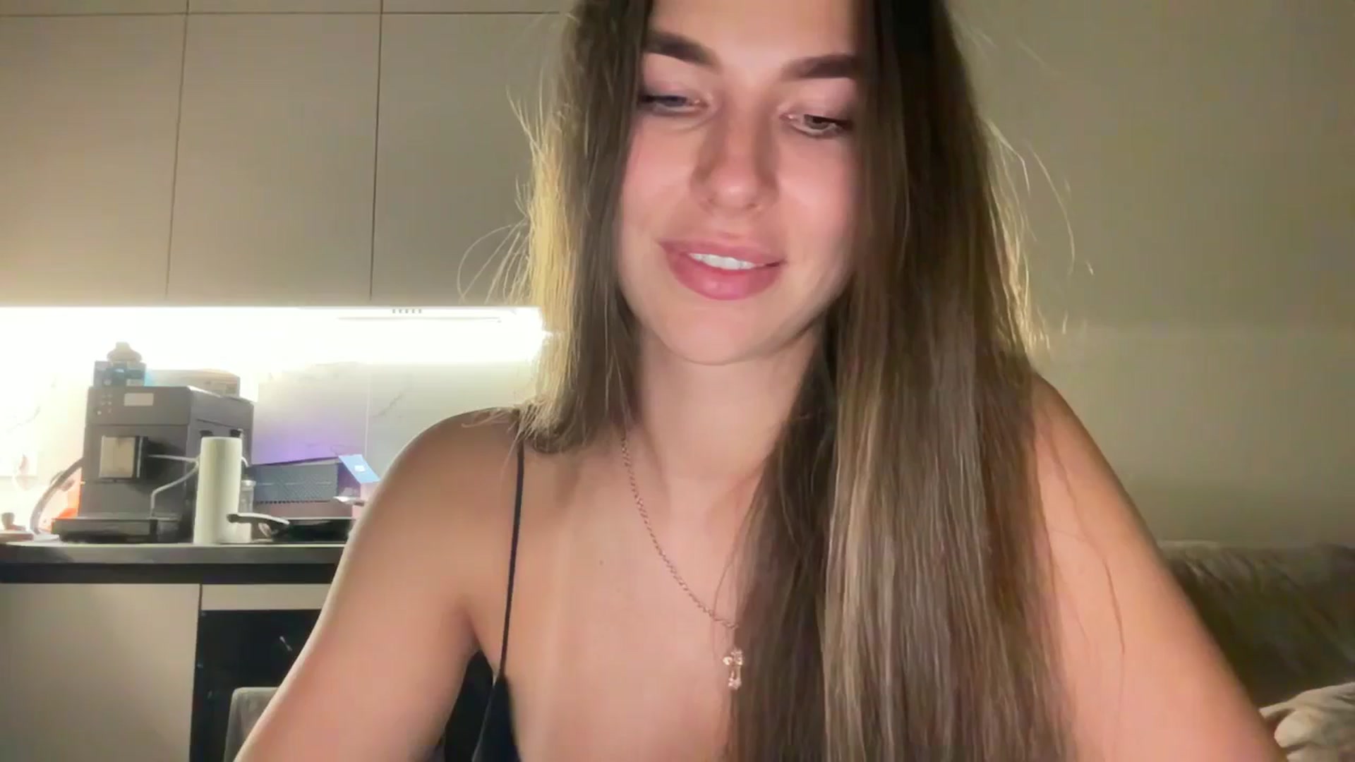 Gallery image thumbnail from kissfreeze's myfreecams stream on, 08/21/2025, 24:37 image 6 of 20