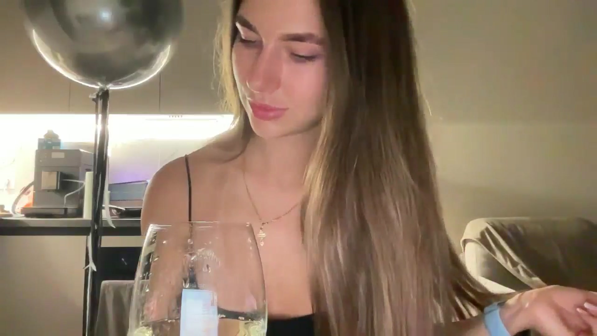 Gallery image thumbnail from kissfreeze's myfreecams stream on, 08/21/2025, 24:37 image 9 of 20