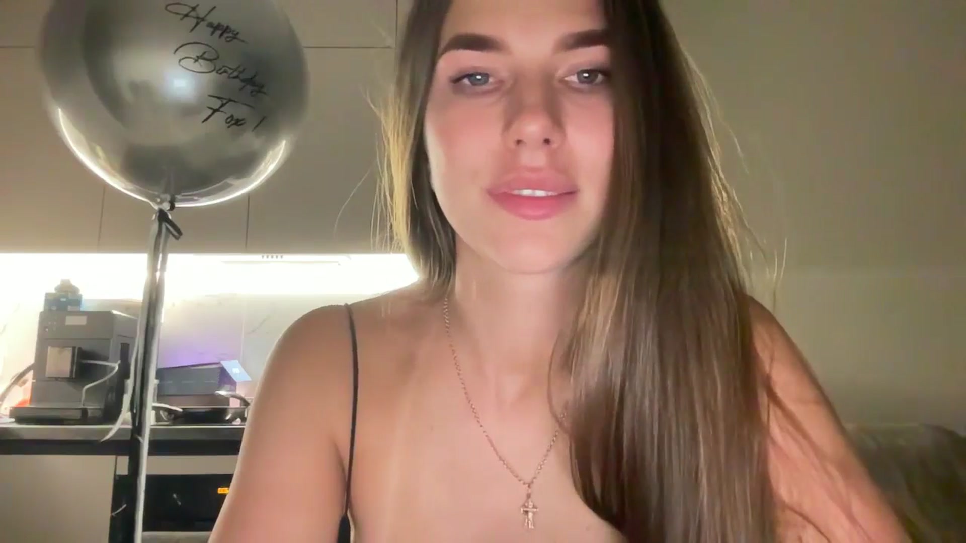 Gallery image thumbnail from kissfreeze's myfreecams stream on, 08/21/2025, 24:37 image 13 of 20