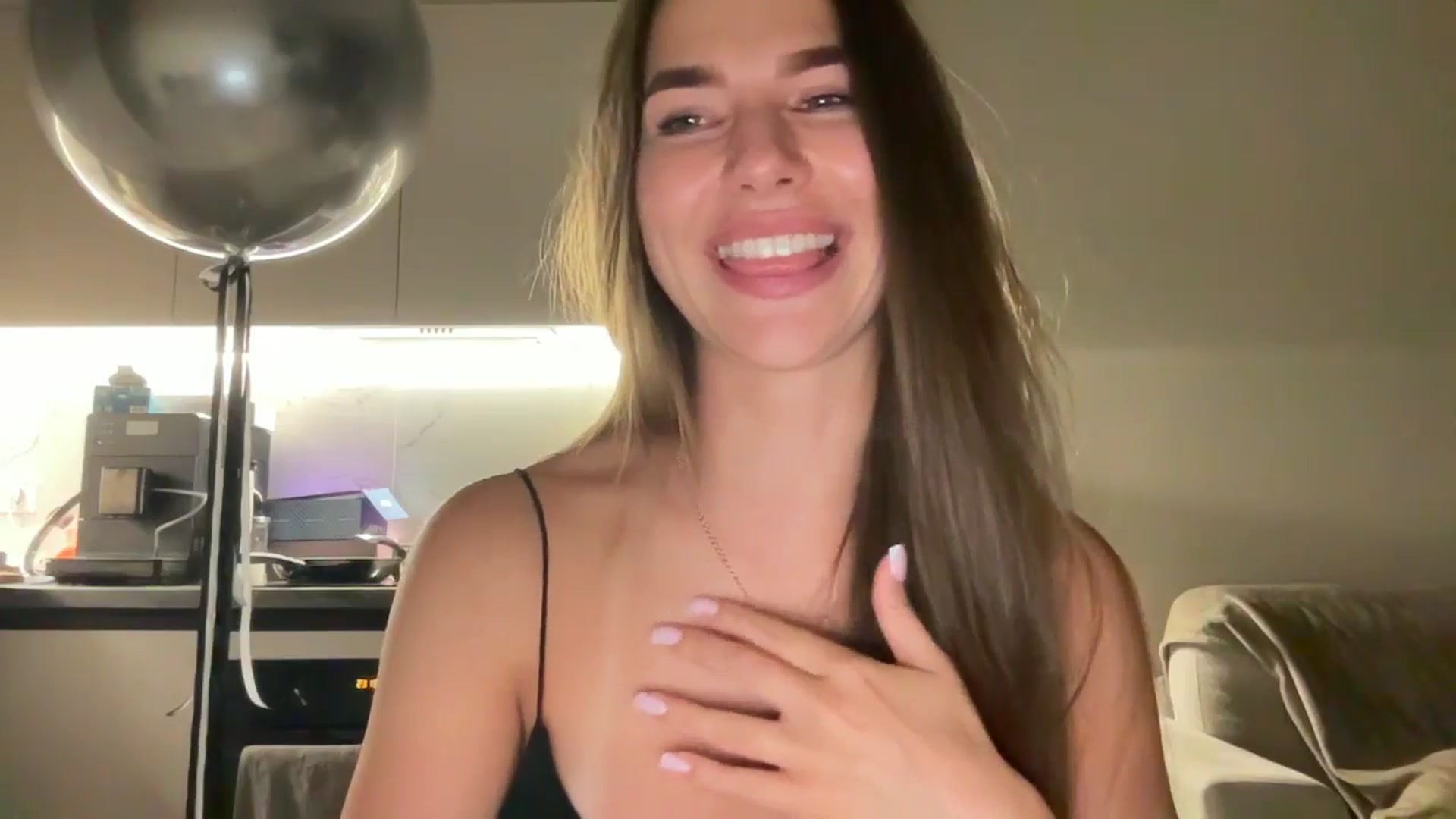 Gallery image thumbnail from kissfreeze's myfreecams stream on, 08/21/2025, 24:37 image 7 of 20