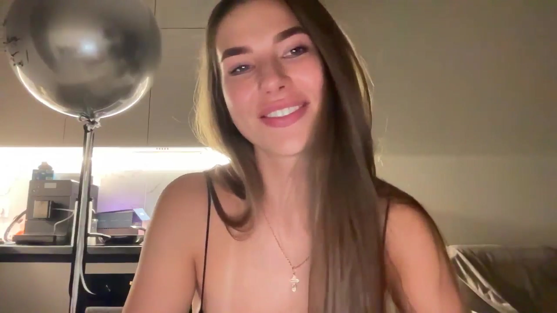 Gallery image thumbnail from kissfreeze's myfreecams stream on, 08/21/2025, 24:37 image 10 of 20
