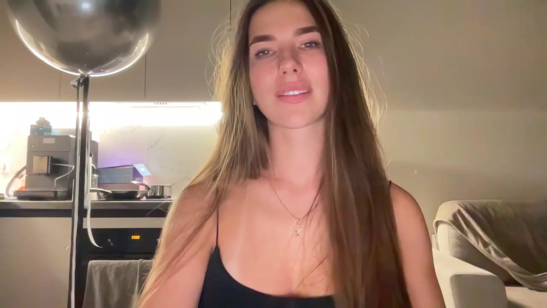 Gallery image thumbnail from kissfreeze's myfreecams stream on, 08/21/2025, 24:37 image 8 of 20