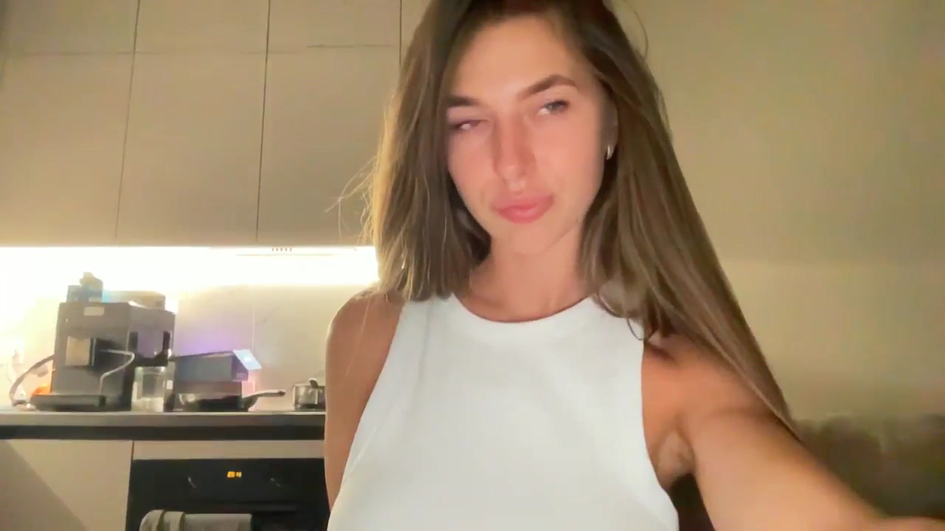 Gallery image thumbnail from kissfreeze's myfreecams stream on, 08/21/2025, 19:34 image 18 of 20