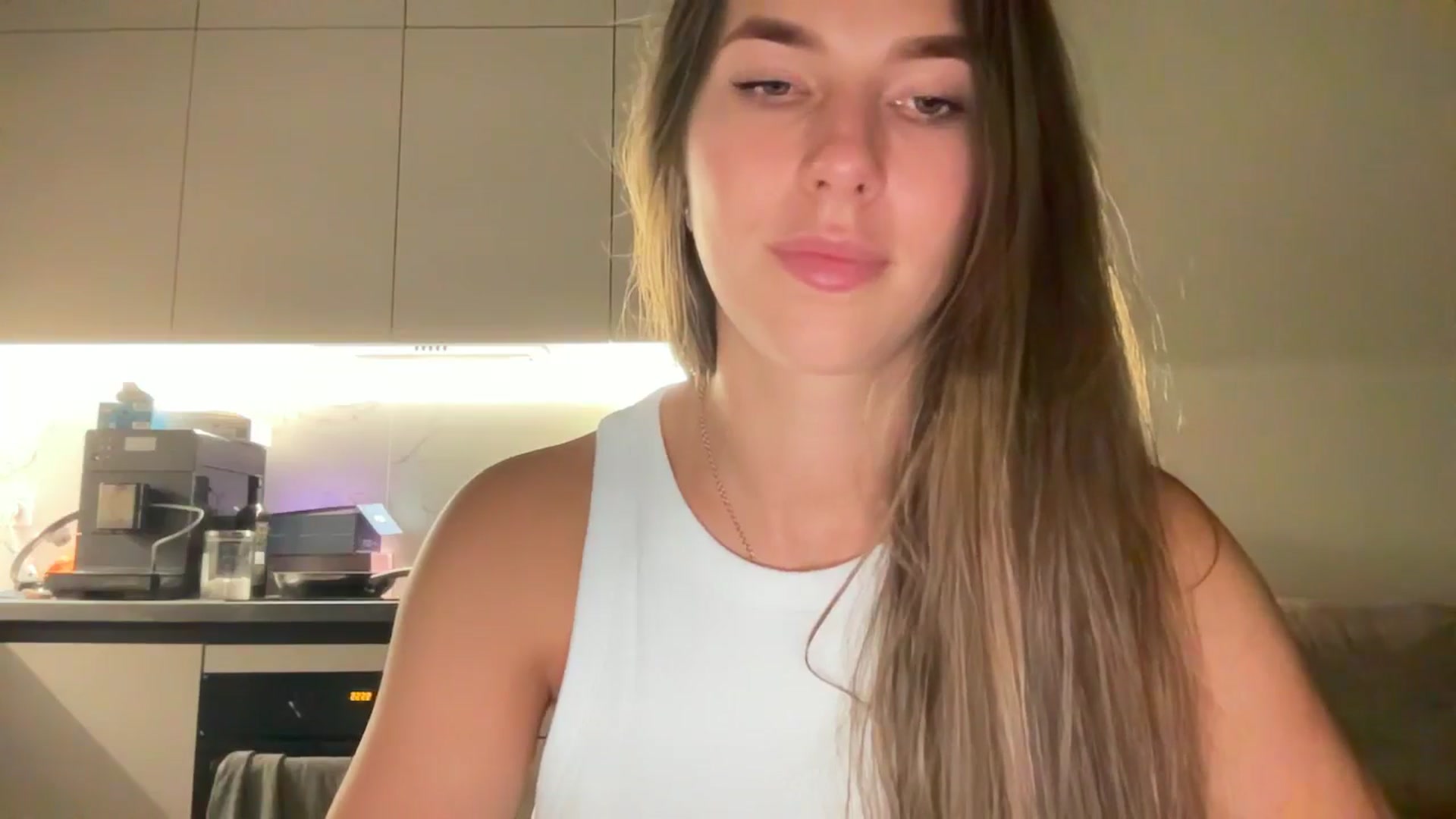 Gallery image thumbnail from kissfreeze's myfreecams stream on, 08/21/2025, 22:11 image 7 of 20