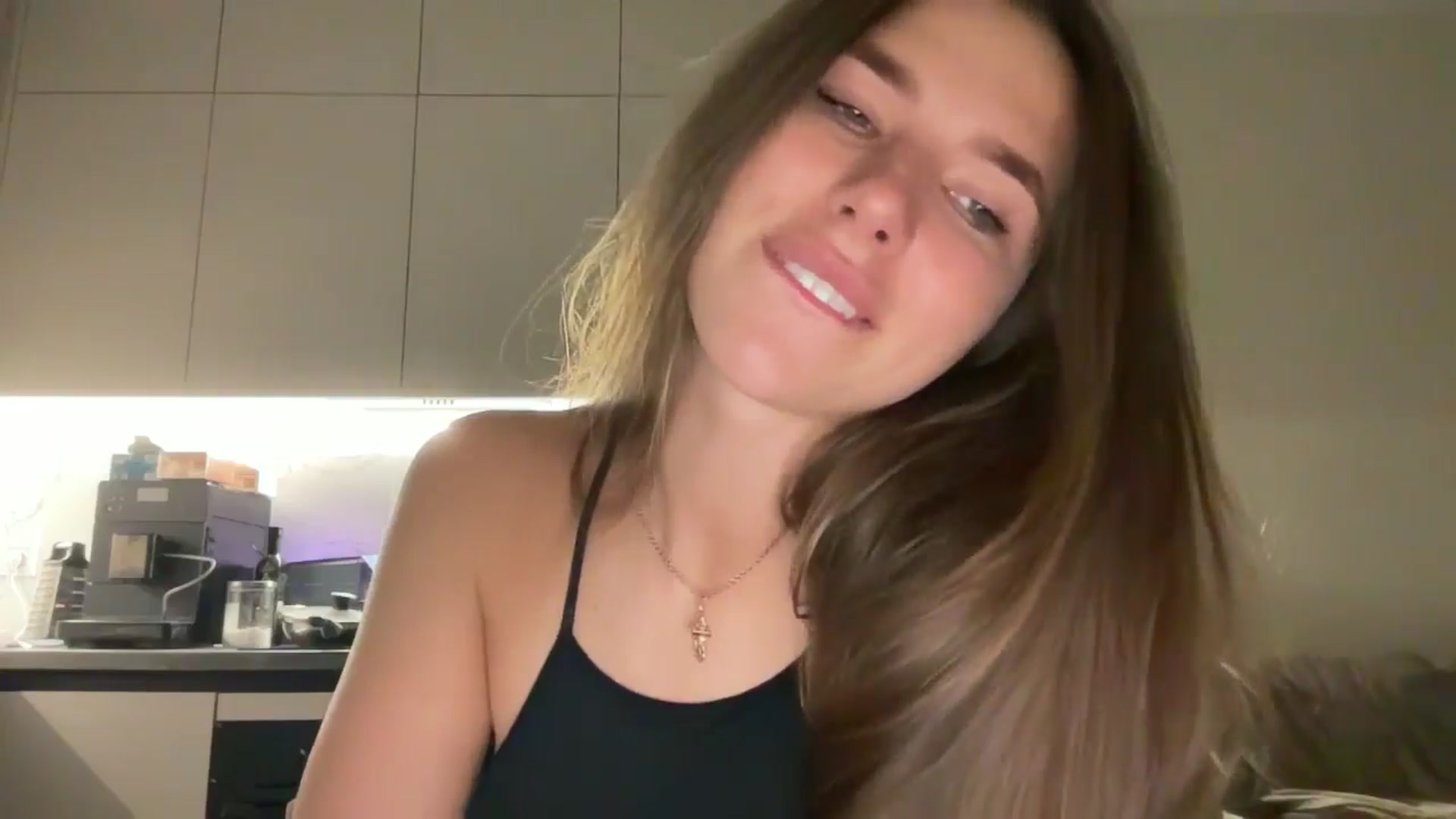 Gallery image thumbnail from kissfreeze's myfreecams stream on, 08/22/2025, 22:51 image 18 of 20