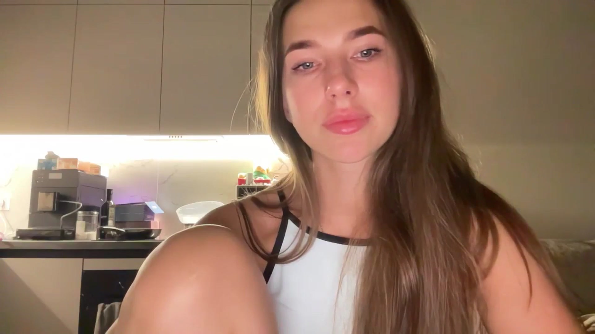 Gallery image thumbnail from kissfreeze's myfreecams stream on, 08/23/2025, 23:54 image 19 of 20