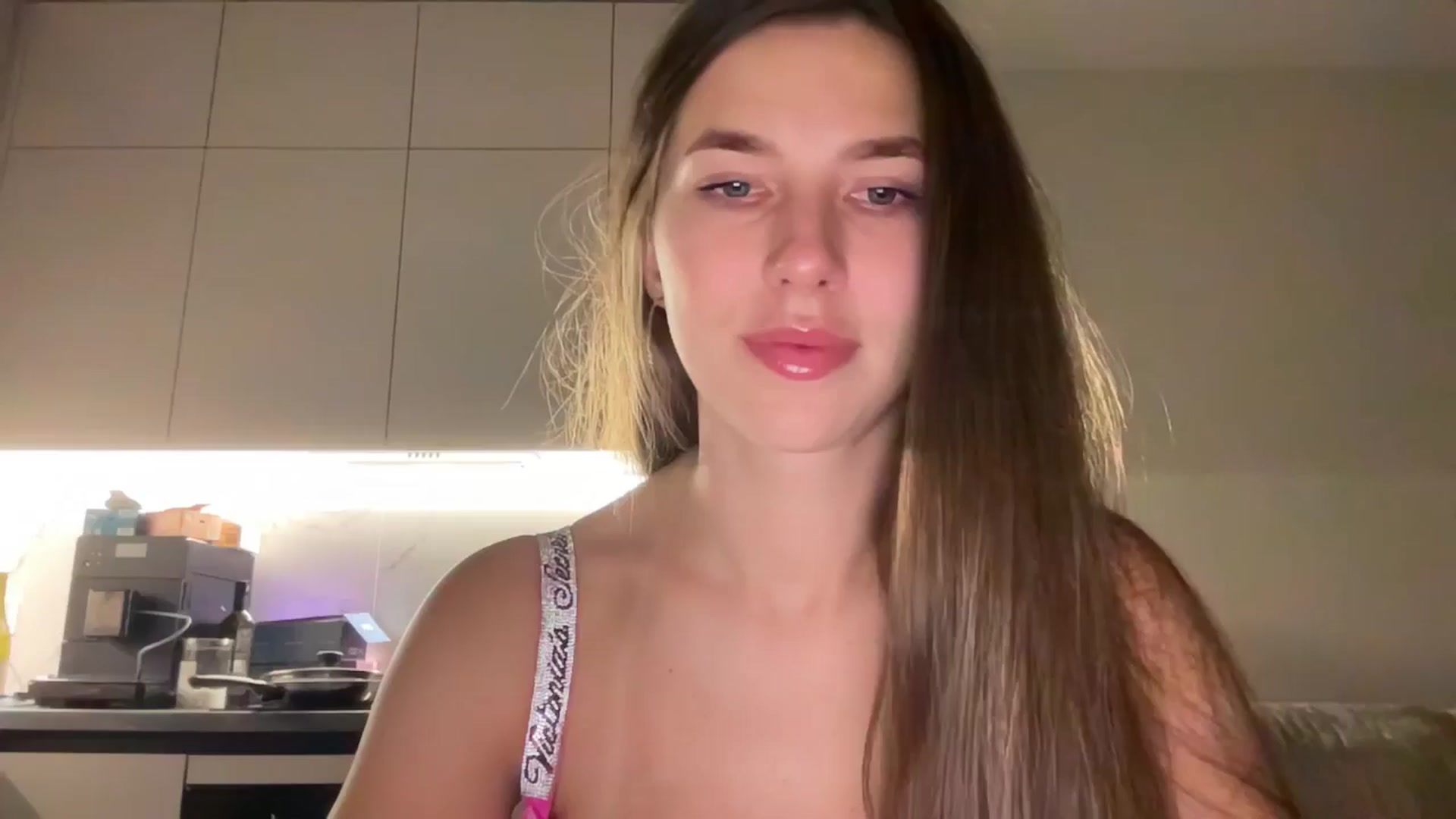 Gallery image thumbnail from kissfreeze's myfreecams stream on, 08/24/2025, 19:33 image 17 of 20