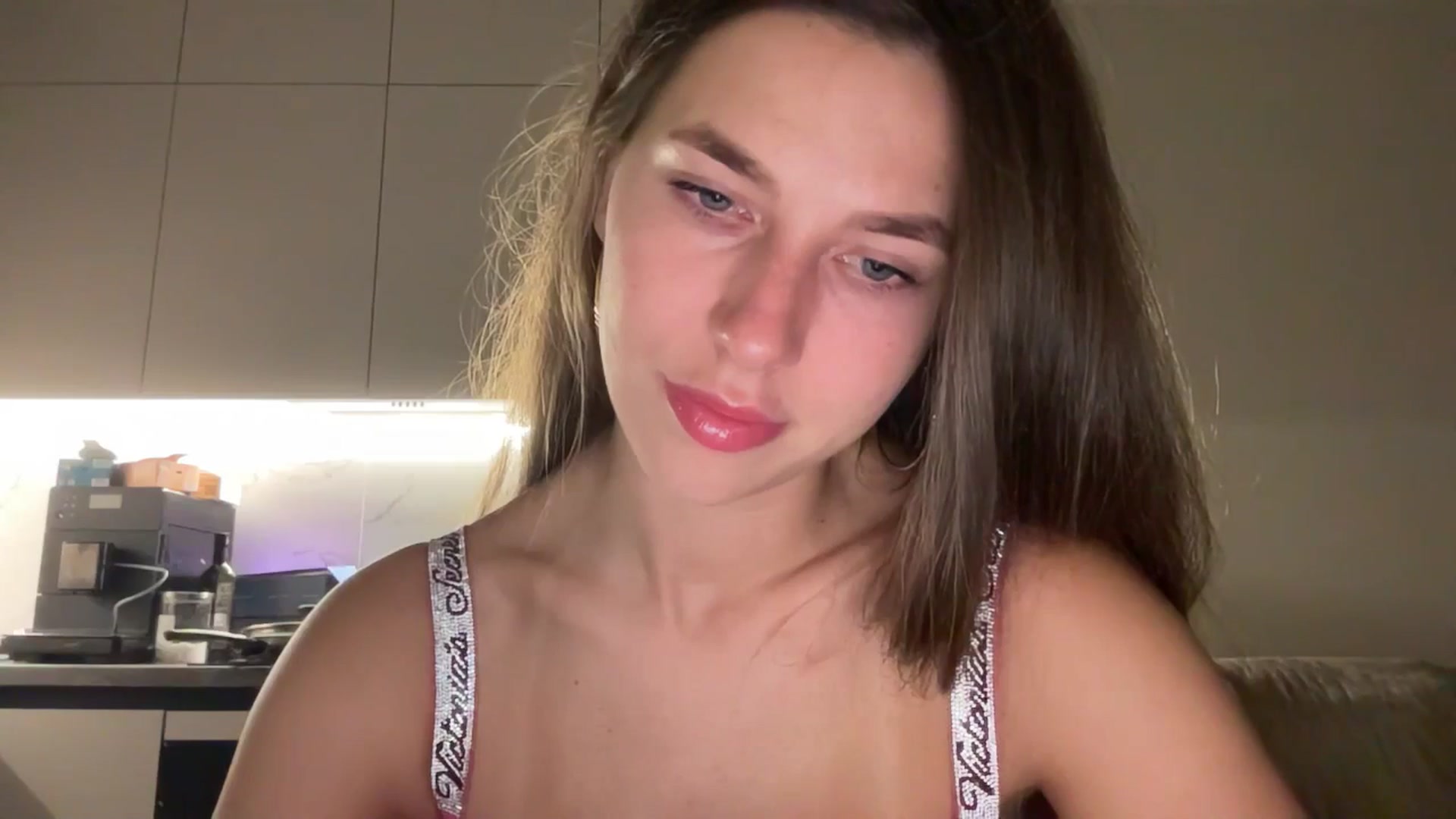 Gallery image thumbnail from kissfreeze's myfreecams stream on, 08/24/2025, 19:33 image 9 of 20