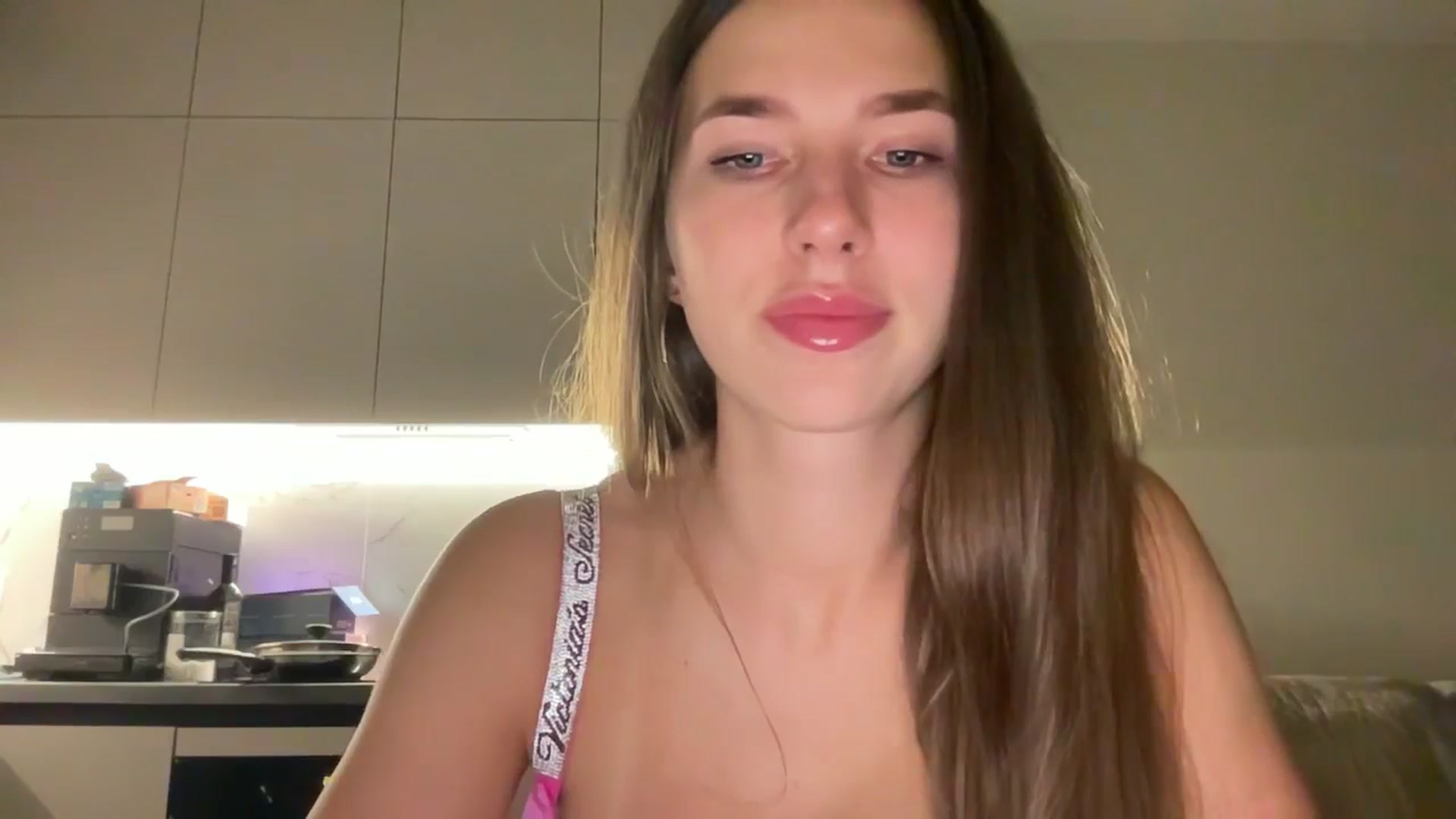 Gallery image thumbnail from kissfreeze's myfreecams stream on, 08/24/2025, 19:33 image 12 of 20