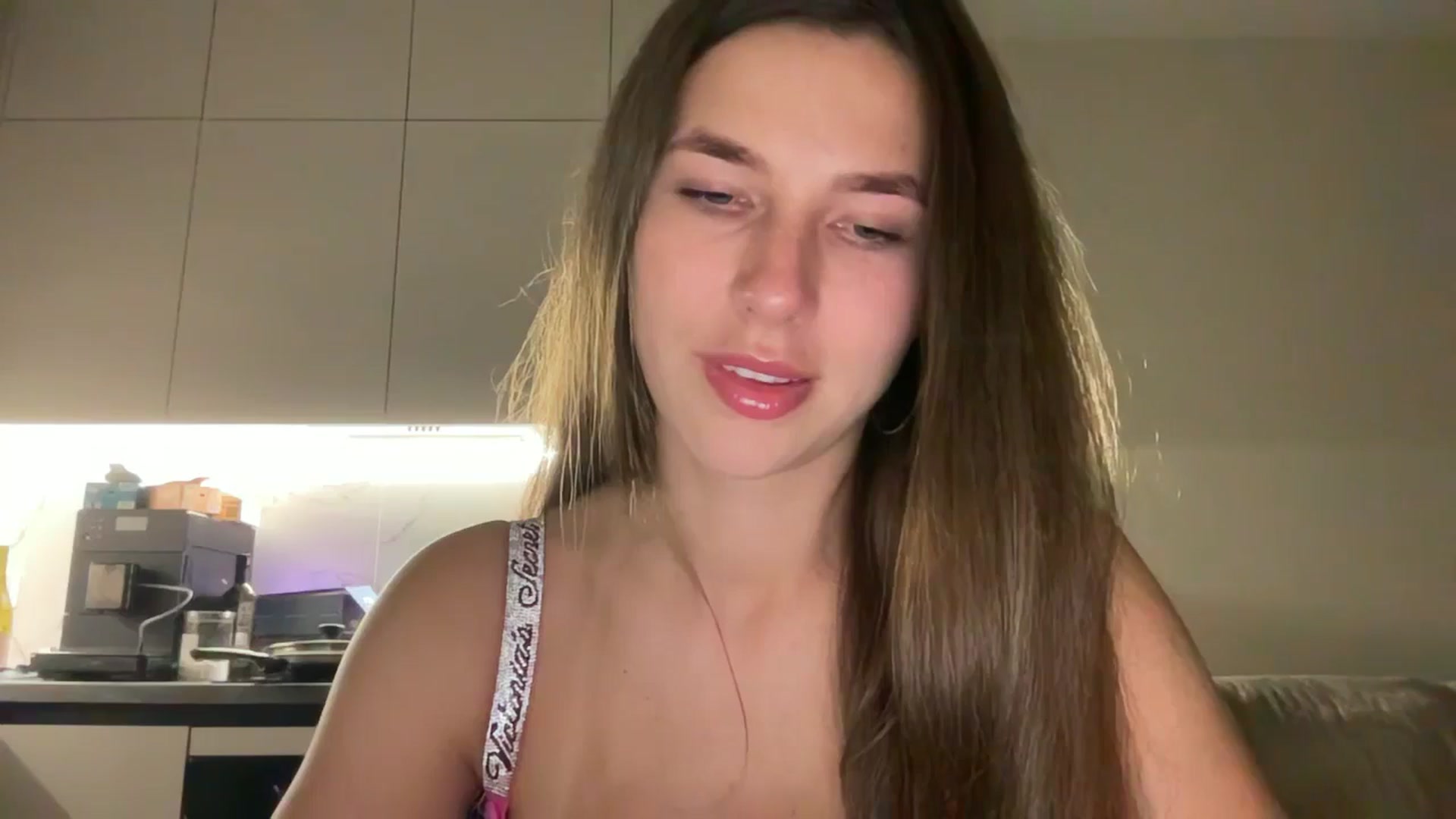 Gallery image thumbnail from kissfreeze's myfreecams stream on, 08/24/2025, 19:33 image 13 of 20