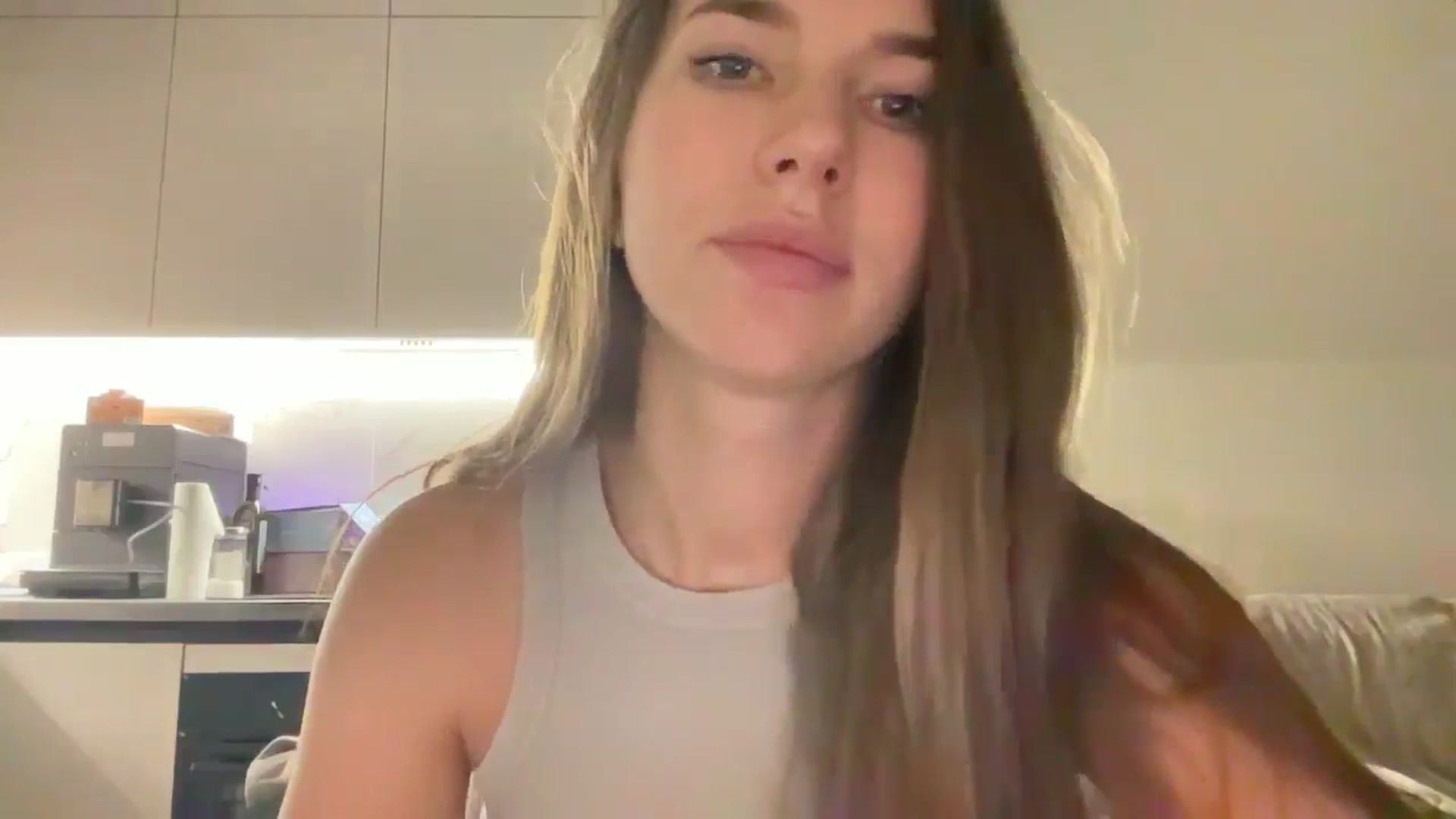 Gallery image thumbnail from kissfreeze's myfreecams stream on, 08/25/2025, 21:15 image 20 of 20