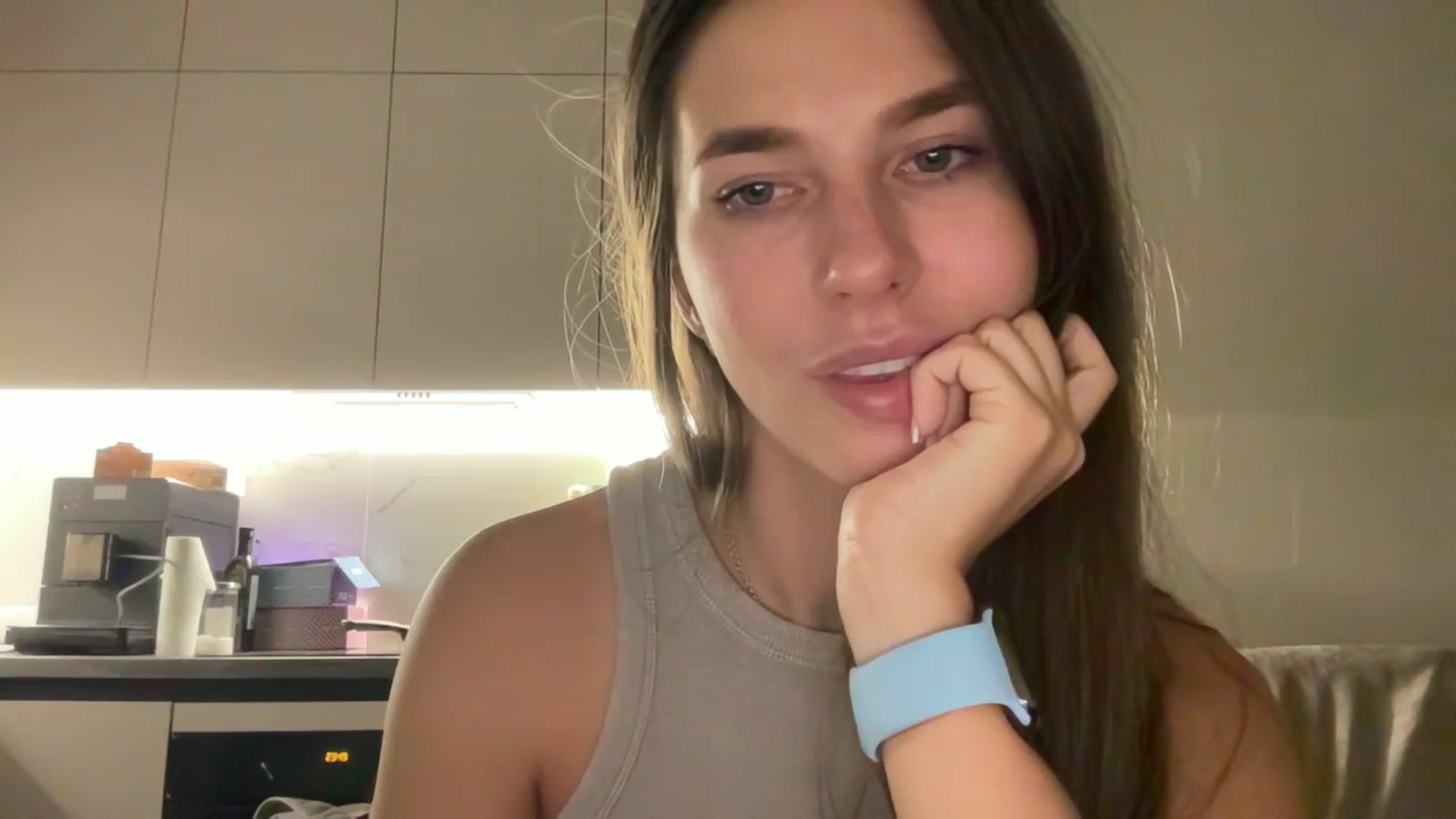 Gallery image thumbnail from kissfreeze's myfreecams stream on, 08/25/2025, 23:20 image 16 of 20