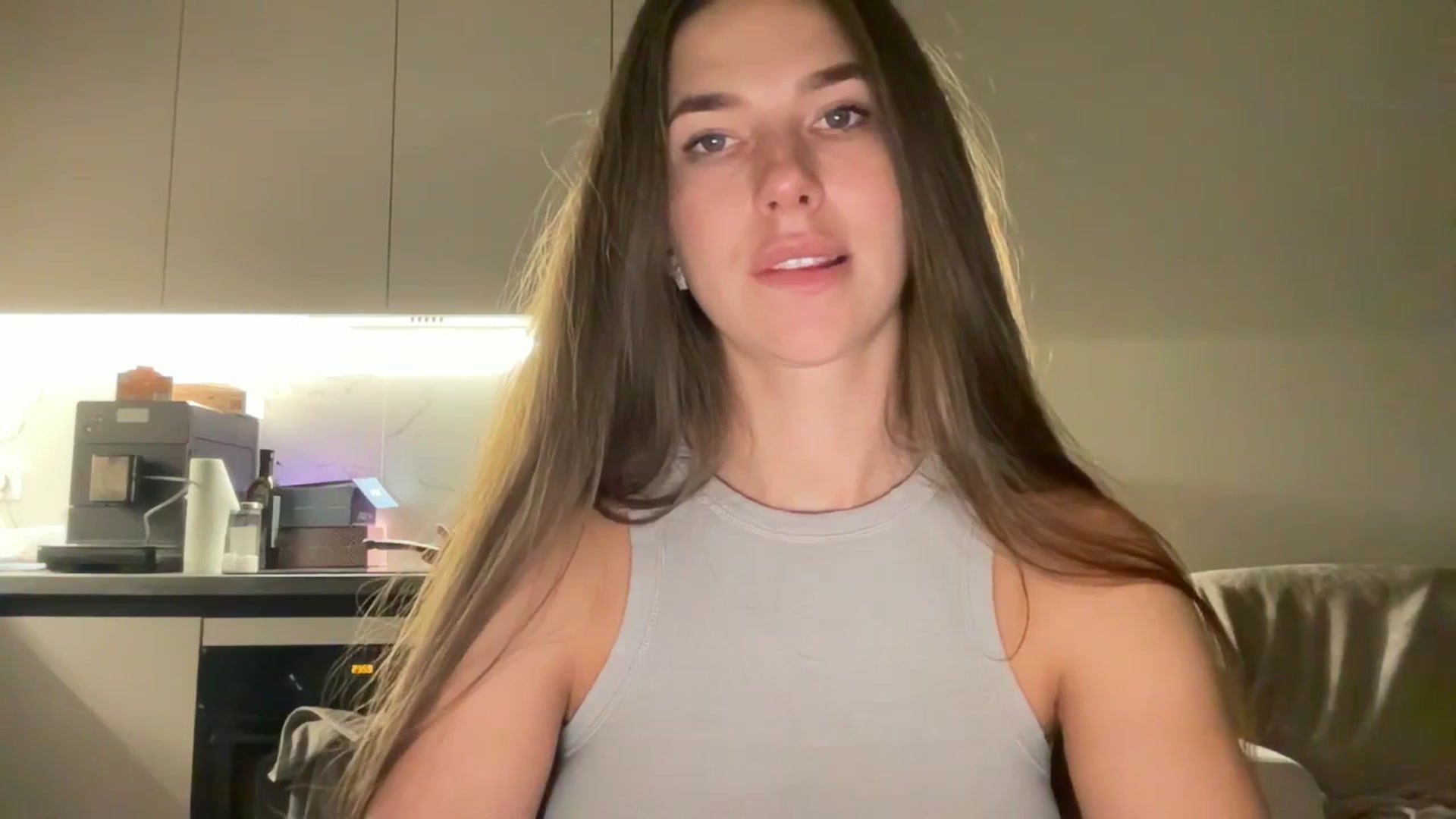 Gallery image thumbnail from kissfreeze's myfreecams stream on, 08/25/2025, 23:20 image 19 of 20