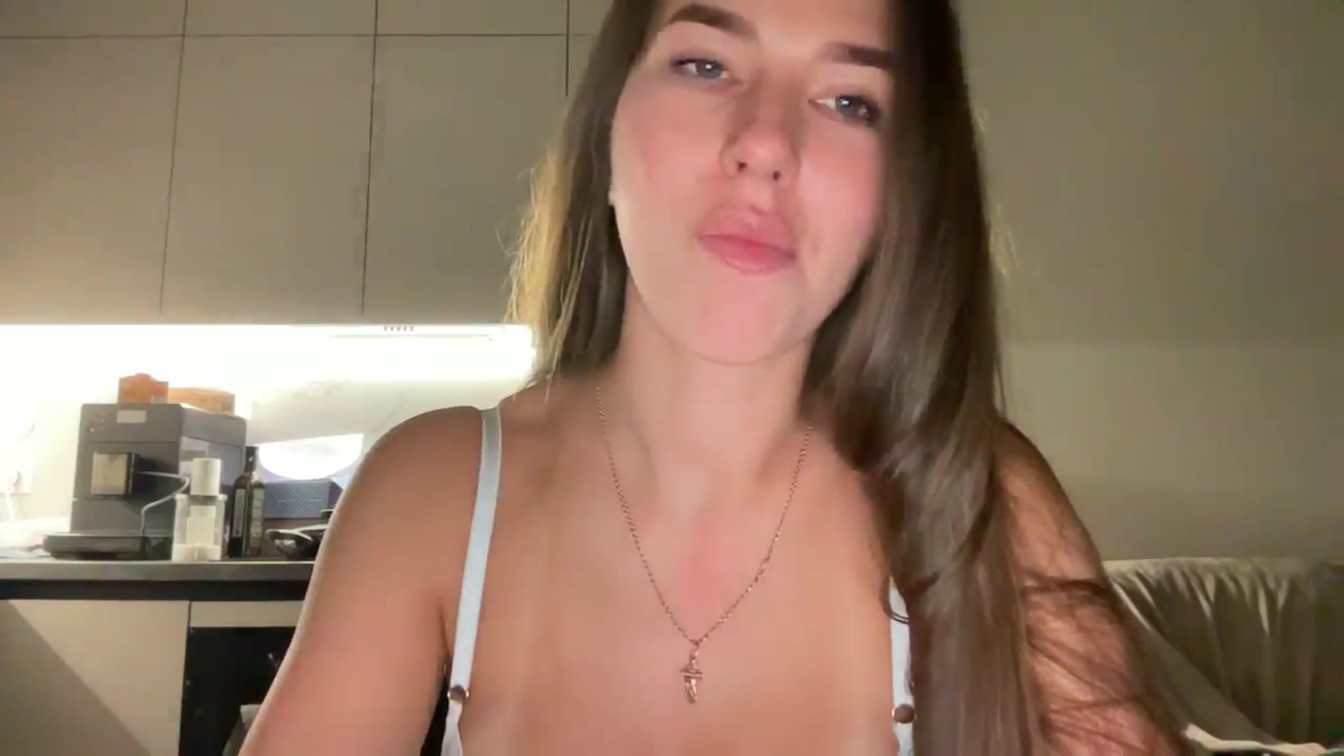 Gallery image thumbnail from kissfreeze's myfreecams stream on, 08/26/2025, 22:58 image 9 of 20