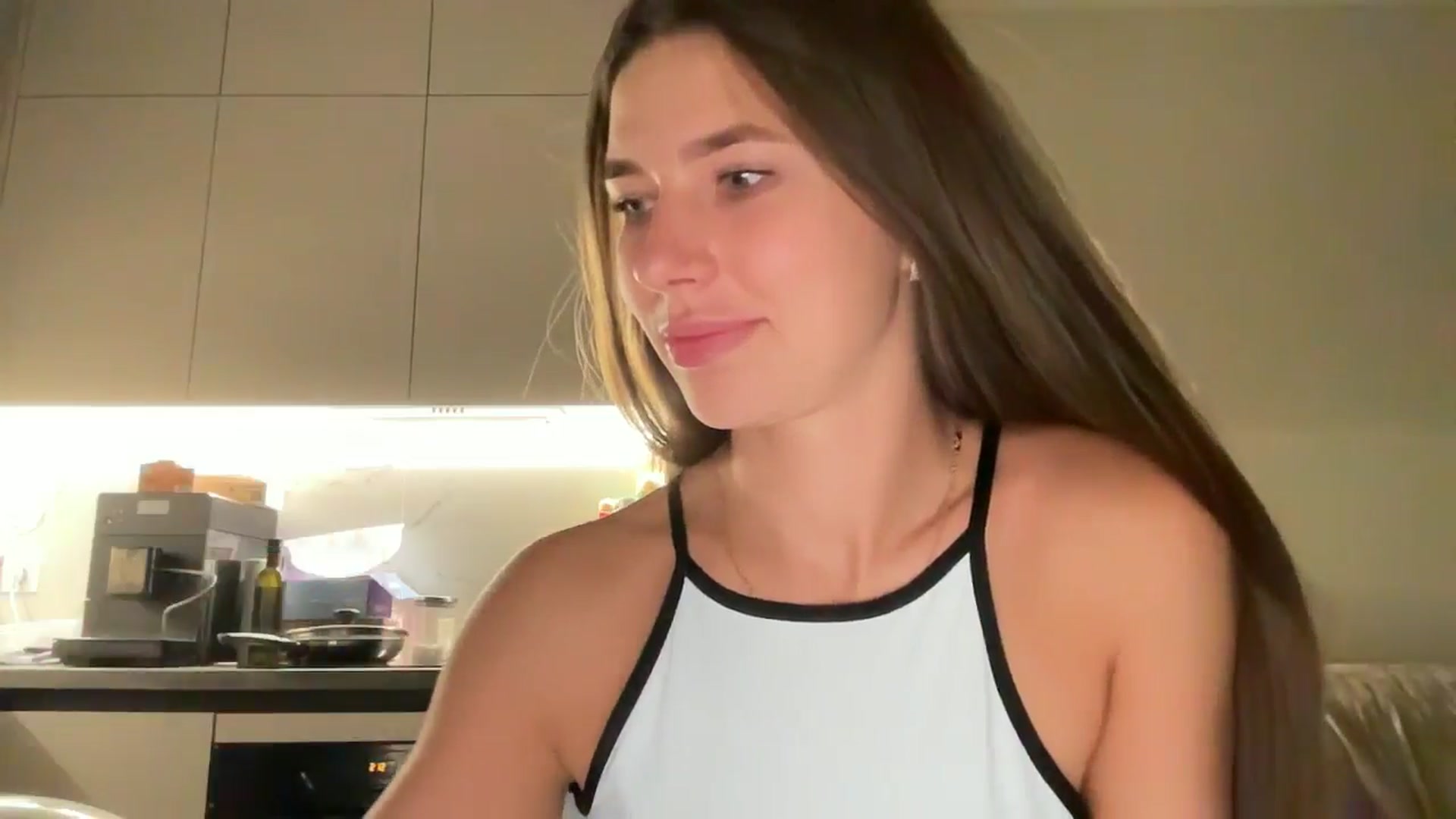 Gallery image thumbnail from kissfreeze's myfreecams stream on, 08/28/2025, 02:09 image 17 of 20