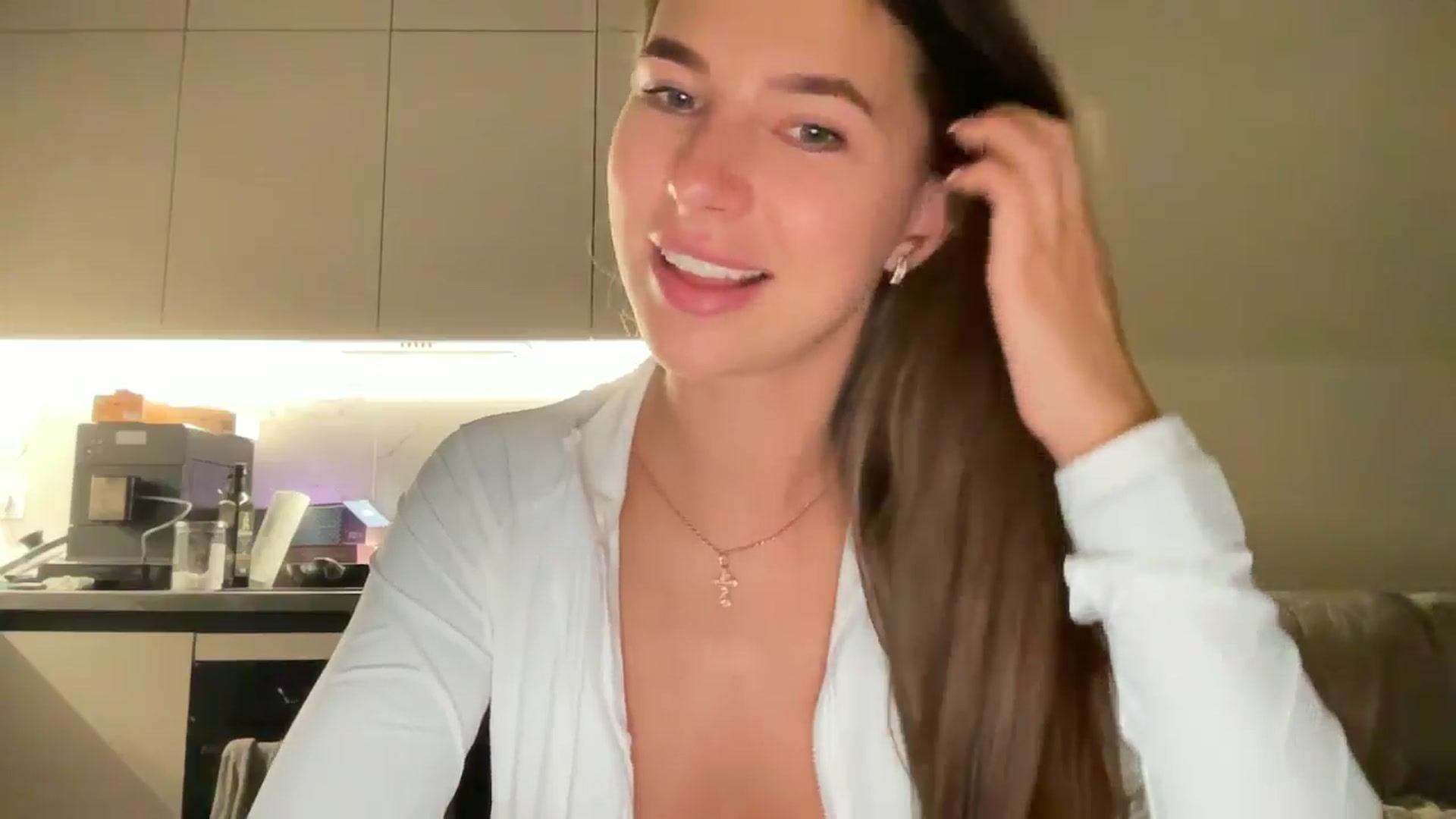Gallery image thumbnail from kissfreeze's myfreecams stream on, 08/30/2025, 24:07 image 17 of 20
