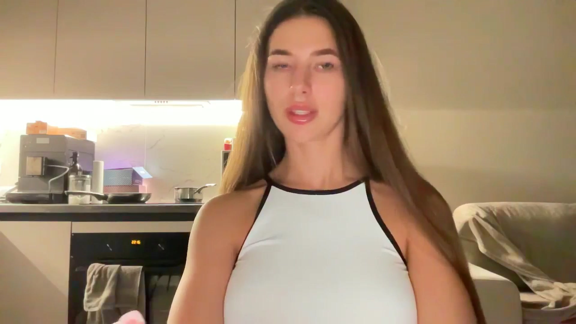 Gallery image thumbnail from kissfreeze's myfreecams stream on, 08/31/2025, 23:02 image 10 of 20