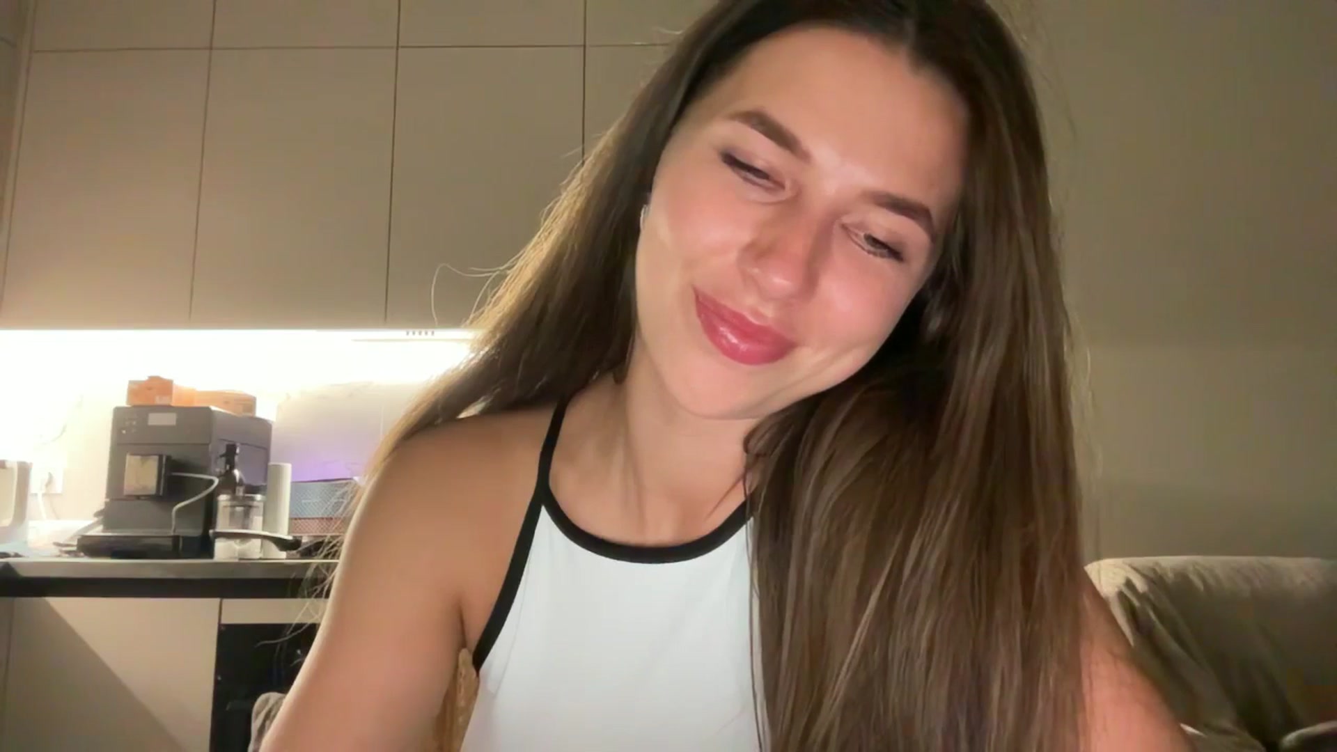 Gallery image thumbnail from kissfreeze's myfreecams stream on, 08/31/2025, 23:02 image 19 of 20