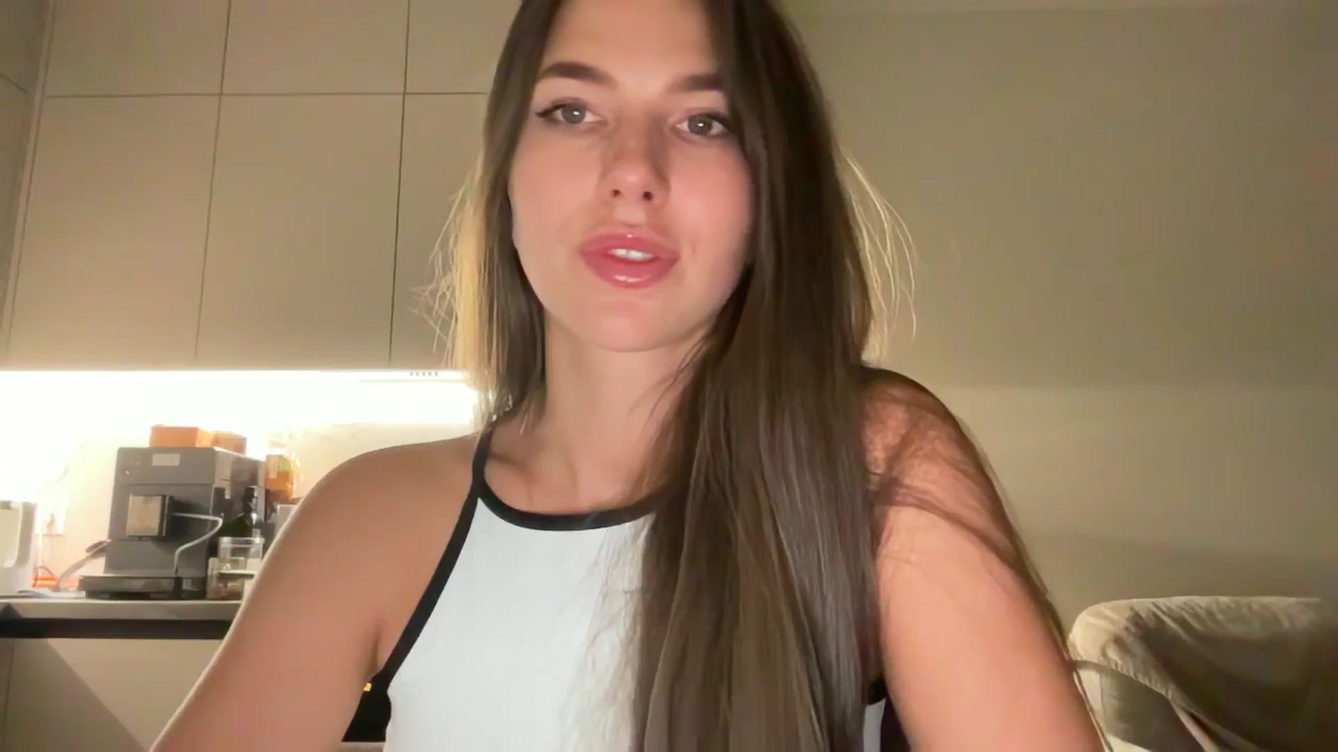 Gallery image thumbnail from kissfreeze's myfreecams stream on, 09/07/2025, 20:50 image 19 of 20