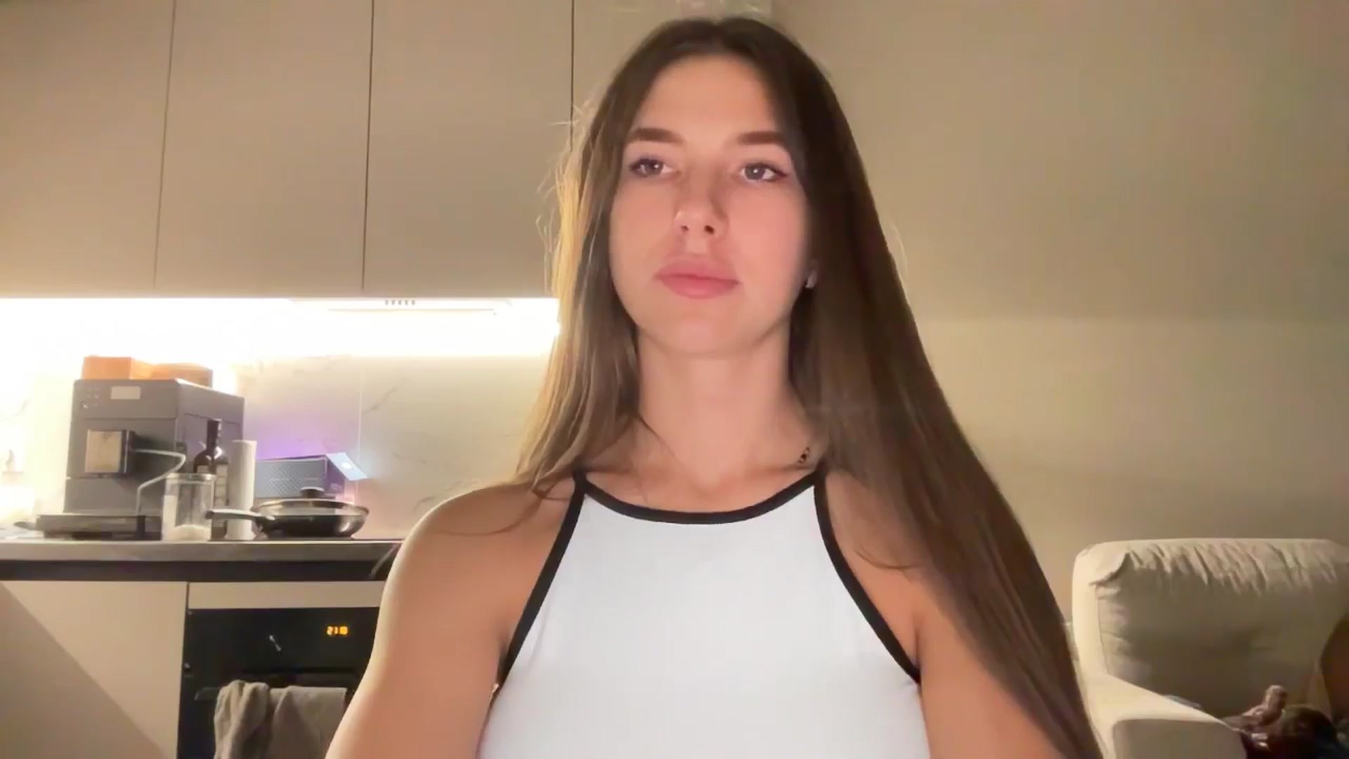 Gallery image thumbnail from kissfreeze's myfreecams stream on, 09/12/2025, 20:33 image 18 of 20