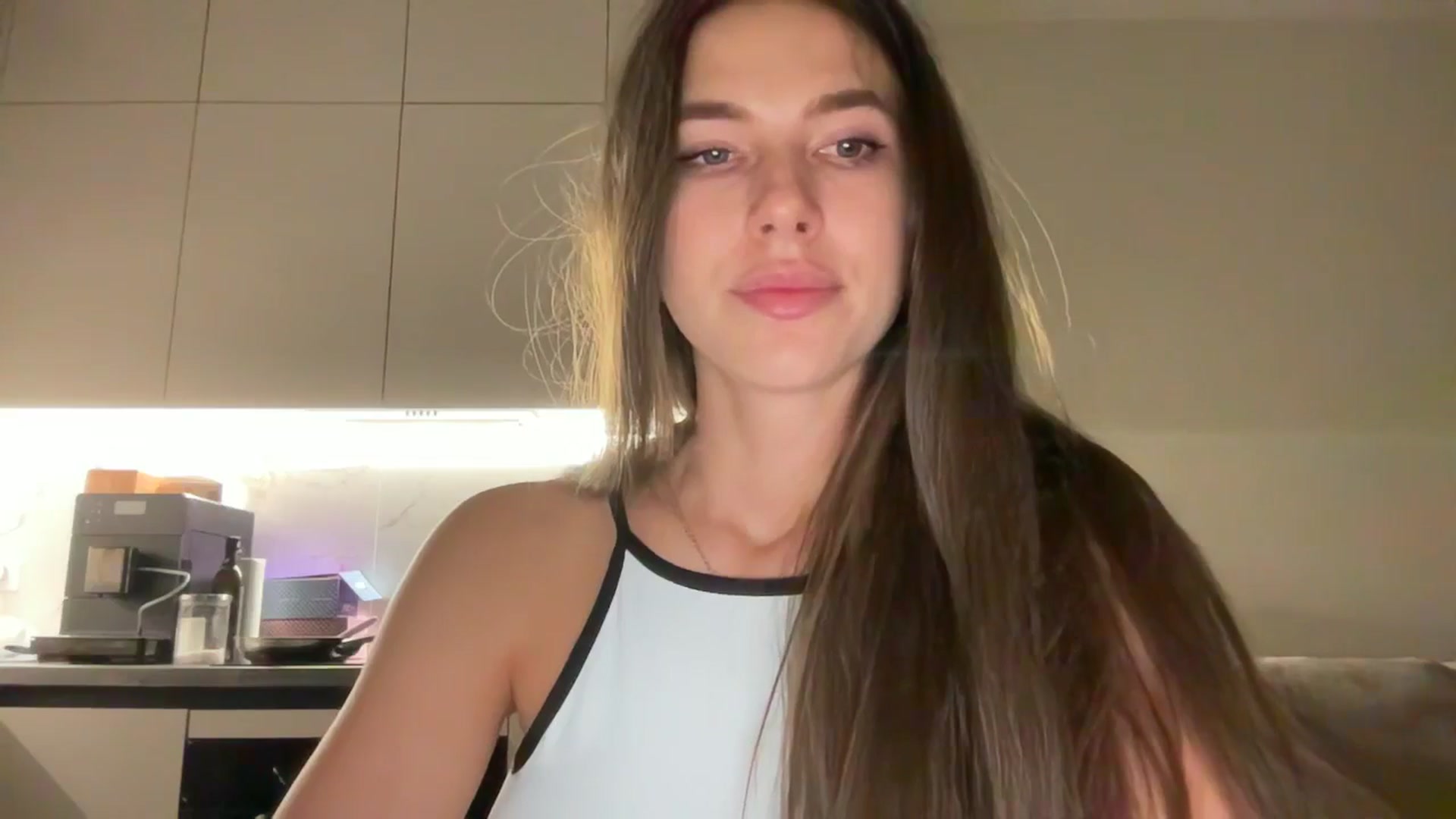 Gallery image thumbnail from kissfreeze's myfreecams stream on, 09/14/2025, 24:54 image 14 of 20