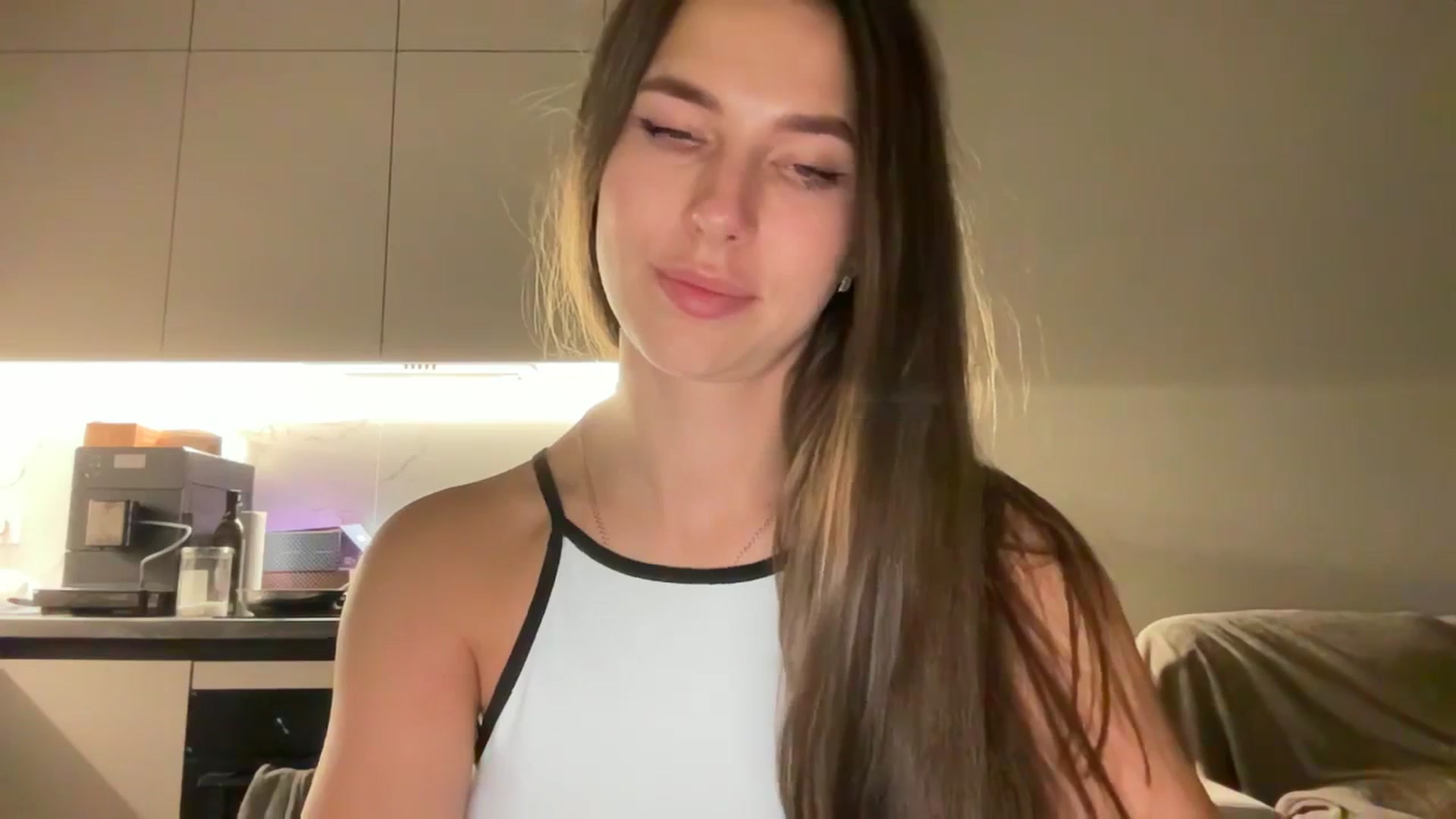 Gallery image thumbnail from kissfreeze's myfreecams stream on, 09/14/2025, 24:54 image 17 of 20