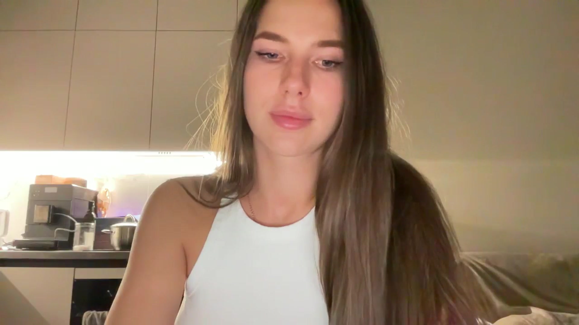 Gallery image thumbnail from kissfreeze's myfreecams stream on, 09/15/2025, 20:20 image 18 of 20