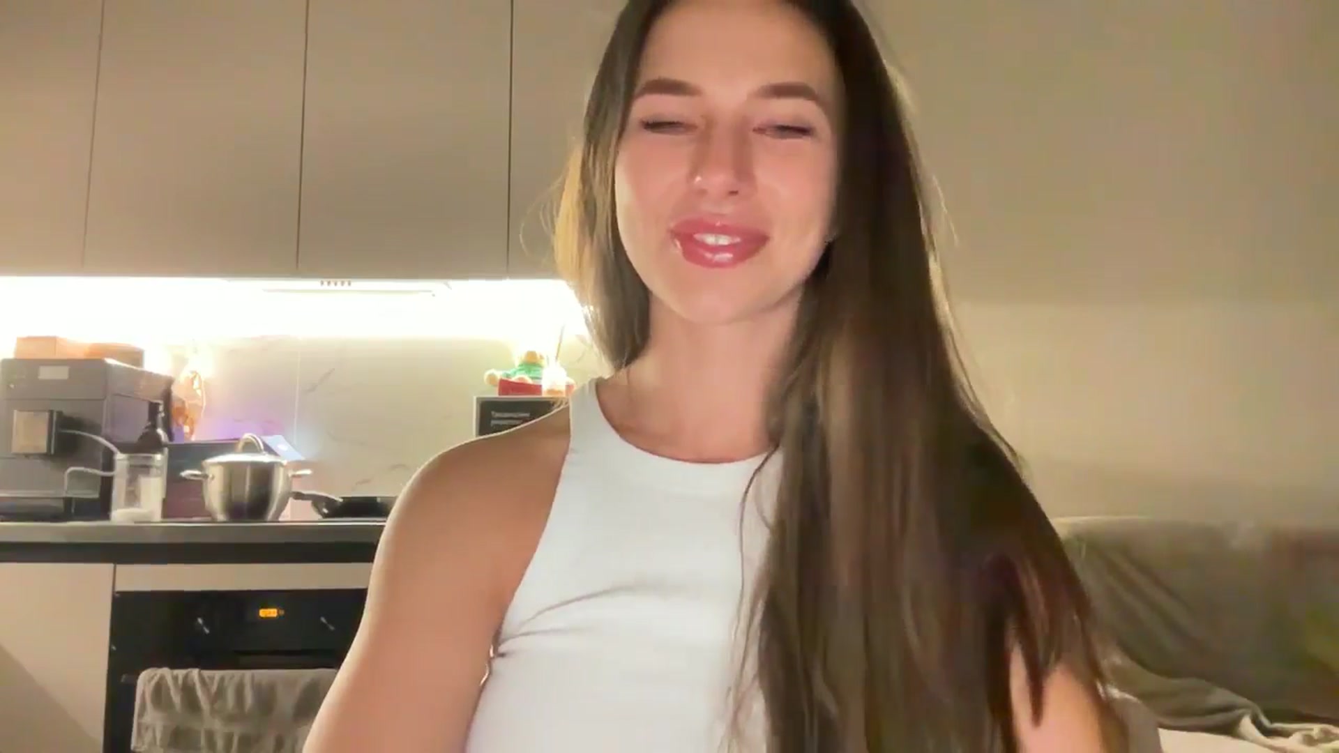 Gallery image thumbnail from kissfreeze's myfreecams stream on, 09/15/2025, 23:02 image 6 of 20