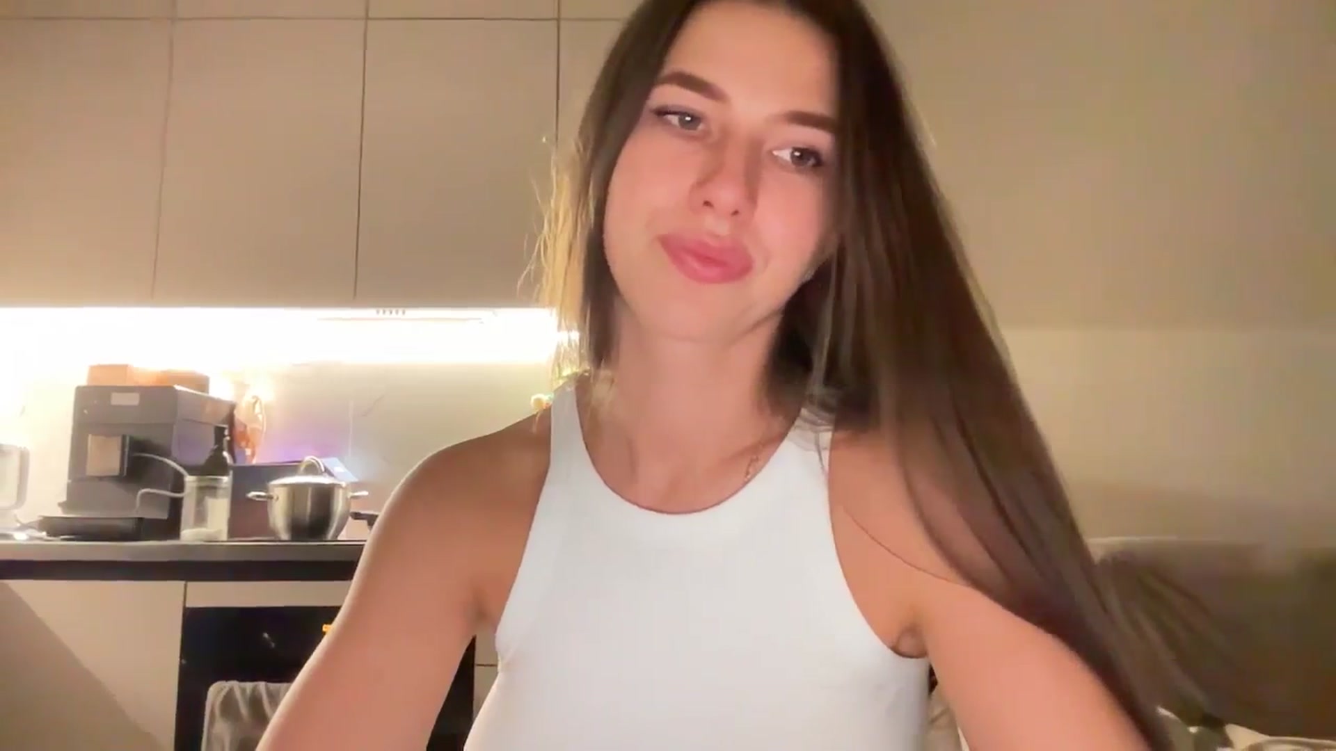 Gallery image thumbnail from kissfreeze's myfreecams stream on, 09/15/2025, 23:02 image 12 of 20