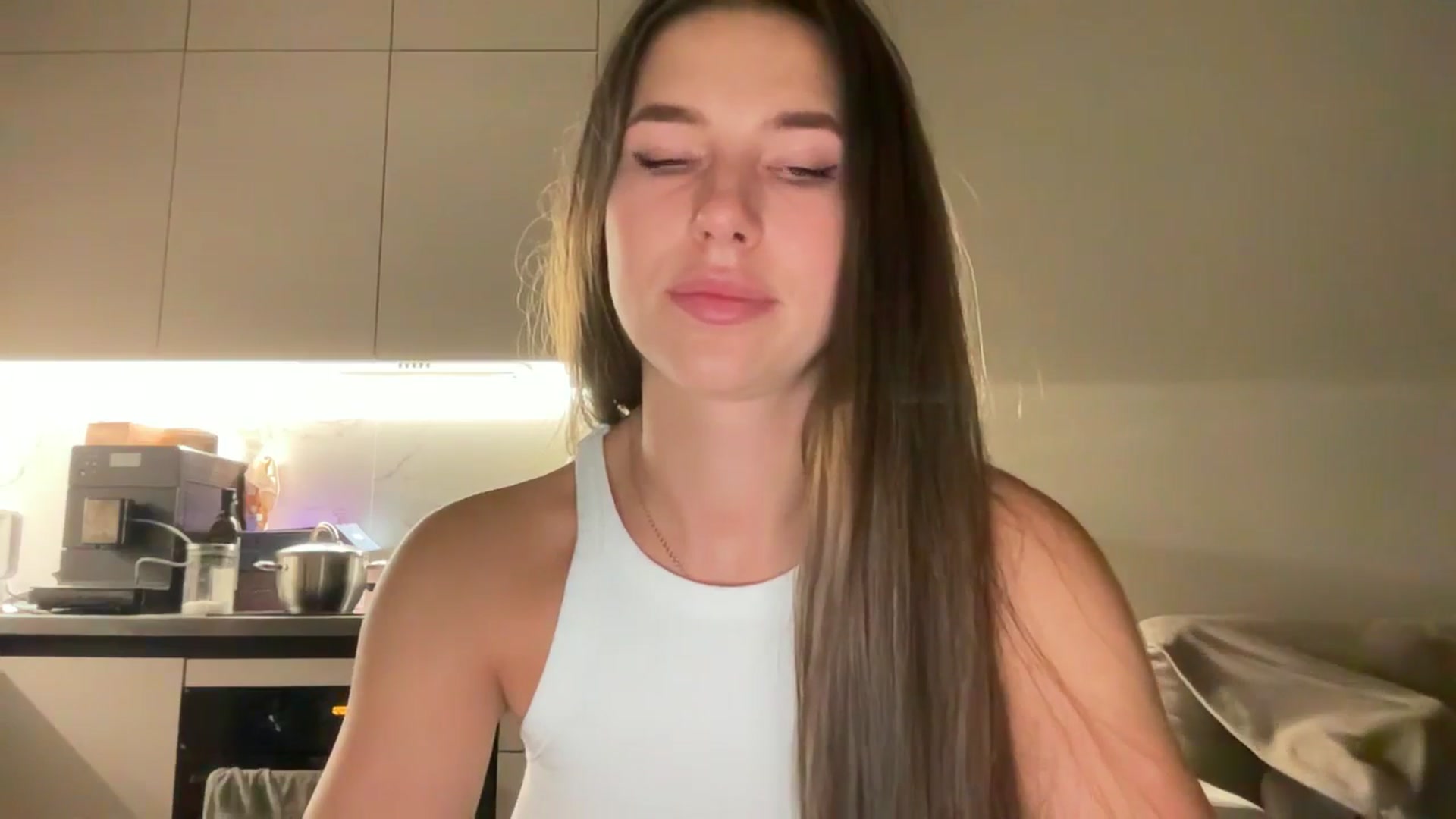 Gallery image thumbnail from kissfreeze's myfreecams stream on, 09/15/2025, 23:02 image 17 of 20