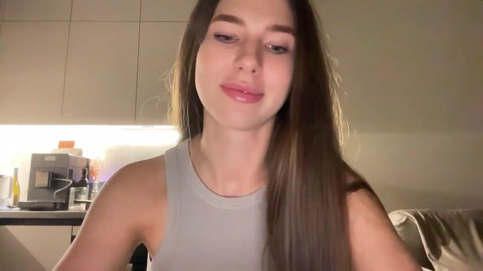 Gallery image thumbnail from kissfreeze's myfreecams stream on, 09/17/2025, 21:13 image 18 of 20
