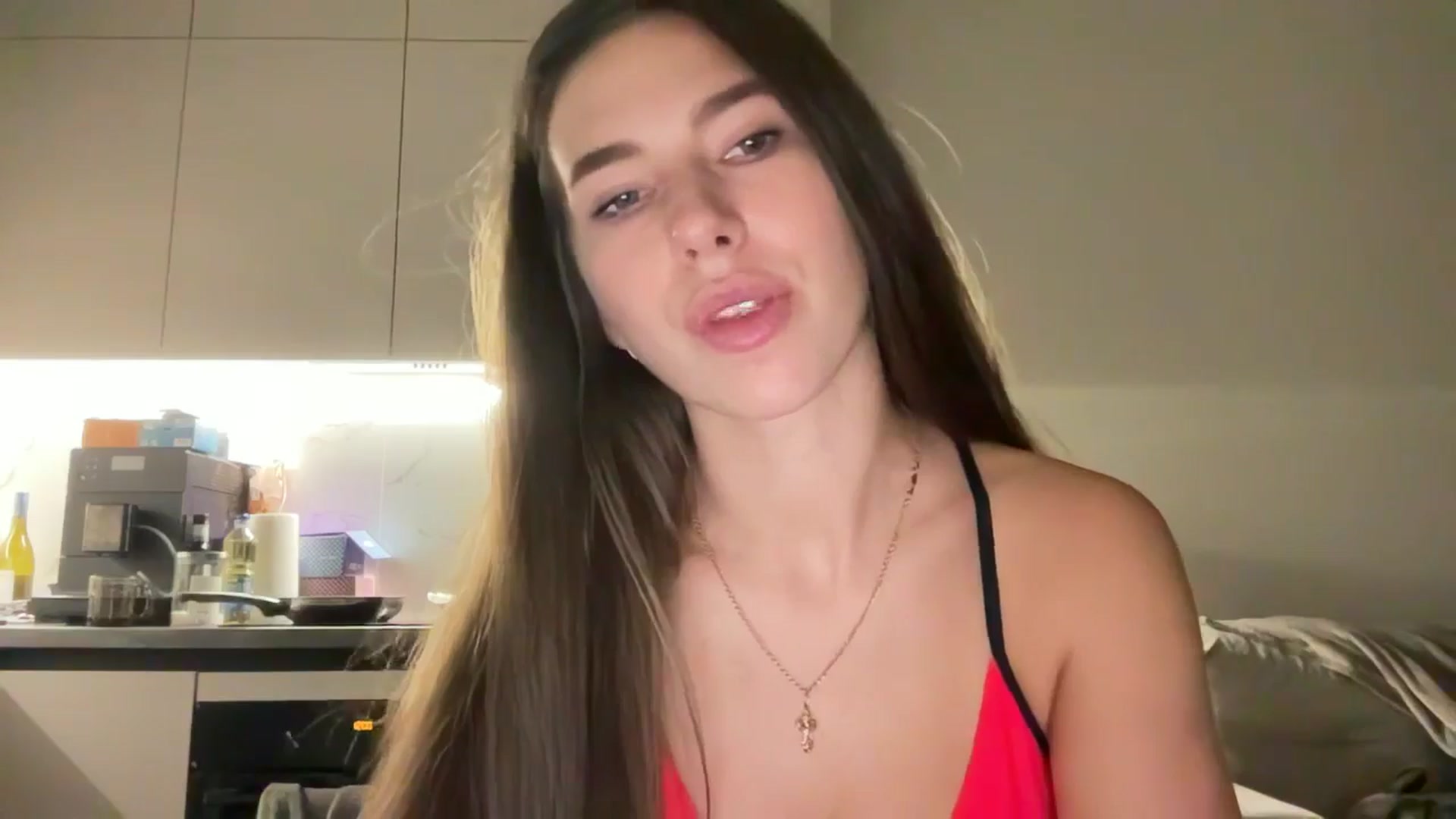 Gallery image thumbnail from kissfreeze's myfreecams stream on, 09/19/2025, 21:43 image 12 of 20