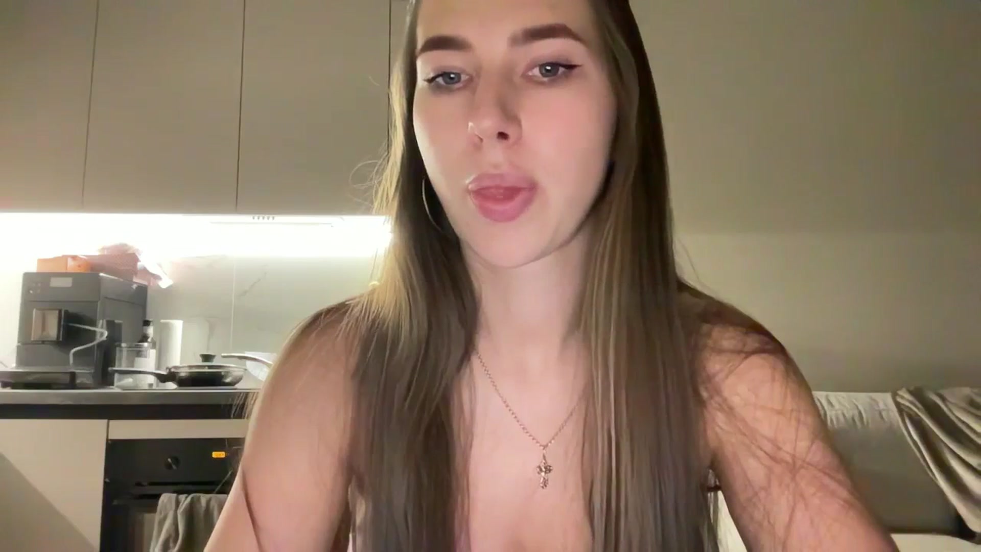 Gallery image thumbnail from kissfreeze's myfreecams stream on, 10/01/2025, 21:19 image 10 of 20